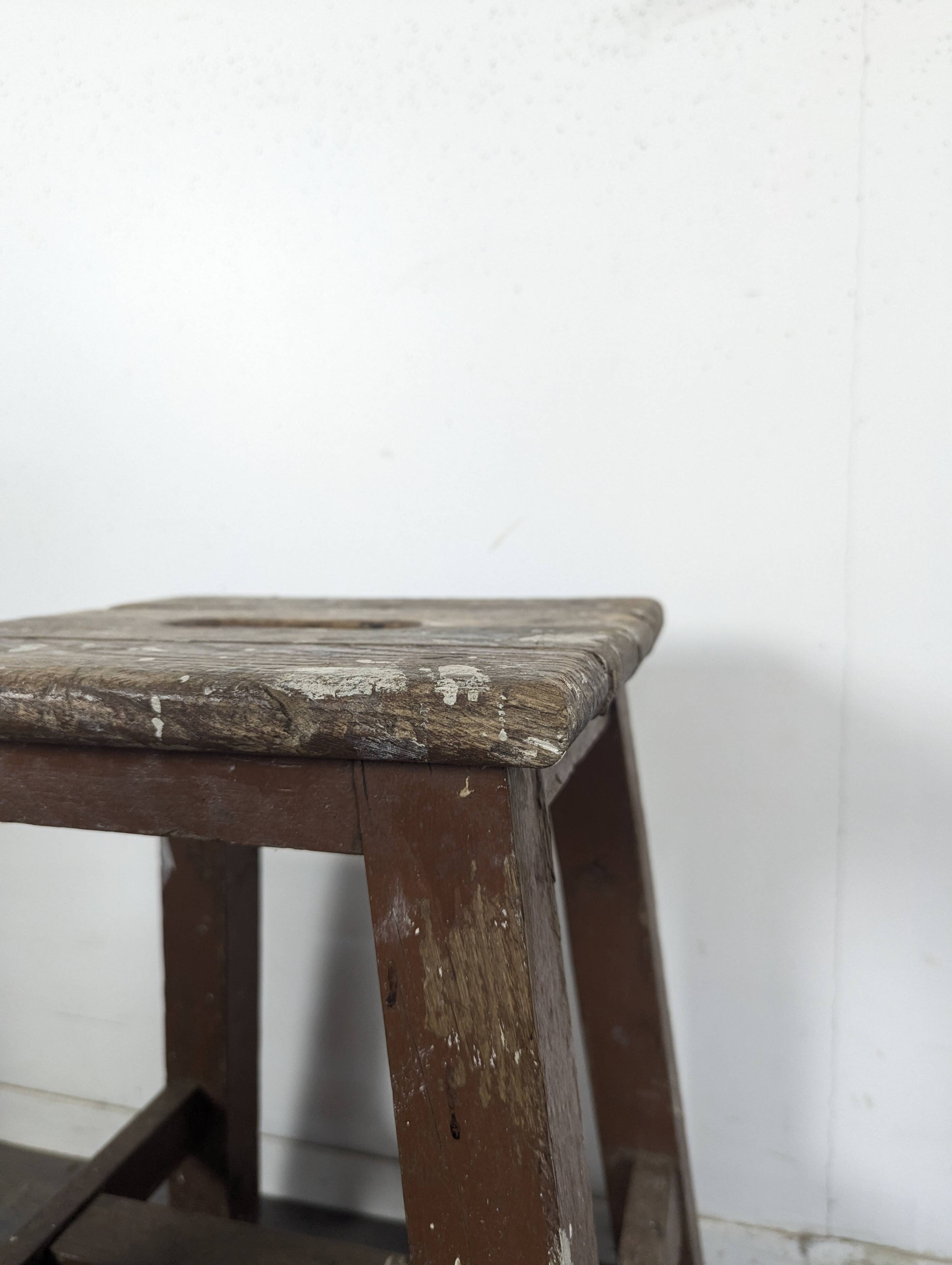 Tabouret d'atelier en bois peint brun à poignée