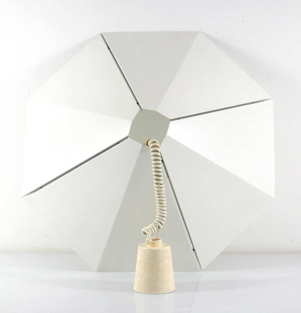 Minimalist and discreet metal sheet lamp from the 1970s.