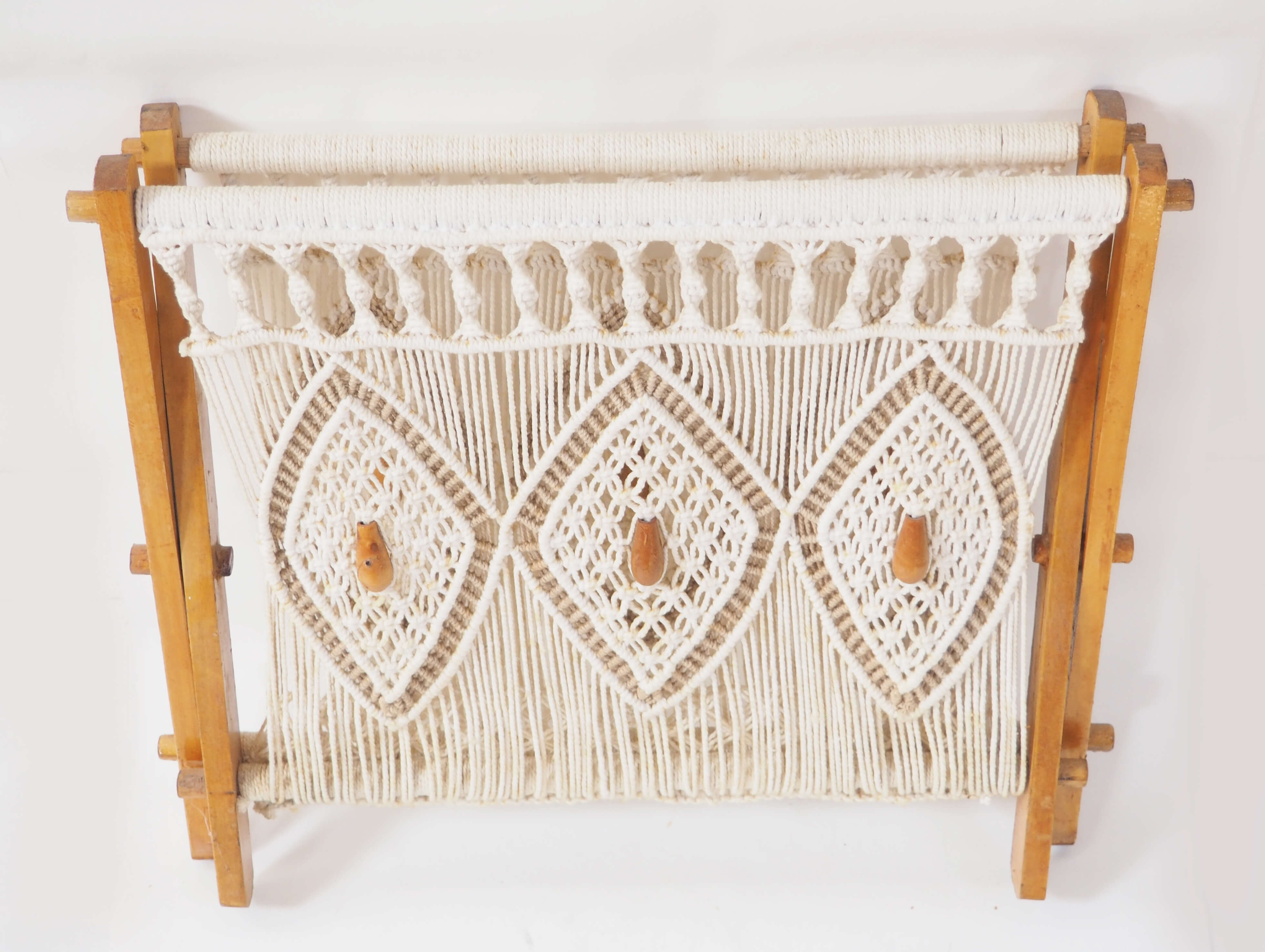 Macramé magazine holder