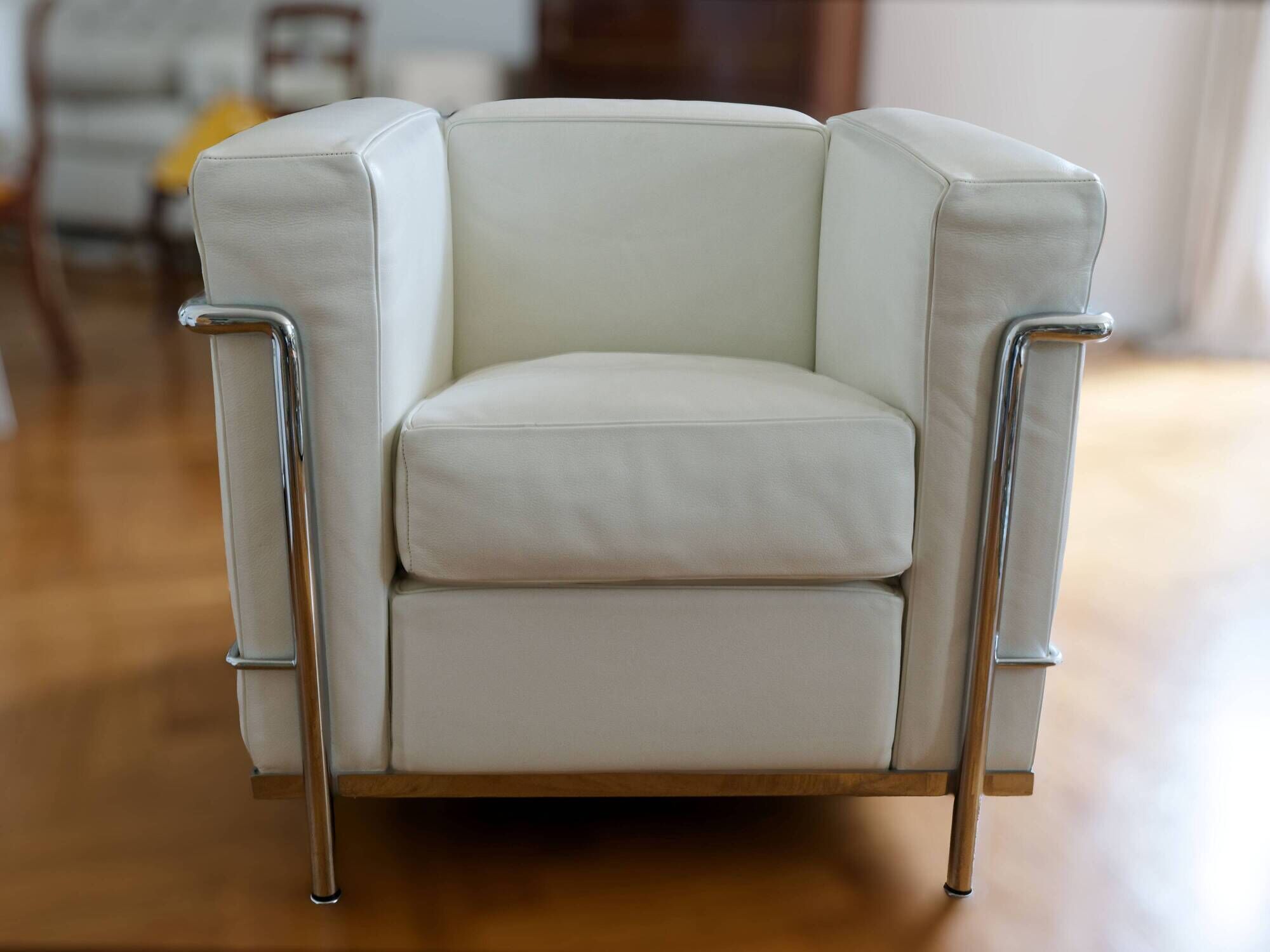 LC2 armchair Le Corbusier white leather reissue Cassina (4 armchairs available).