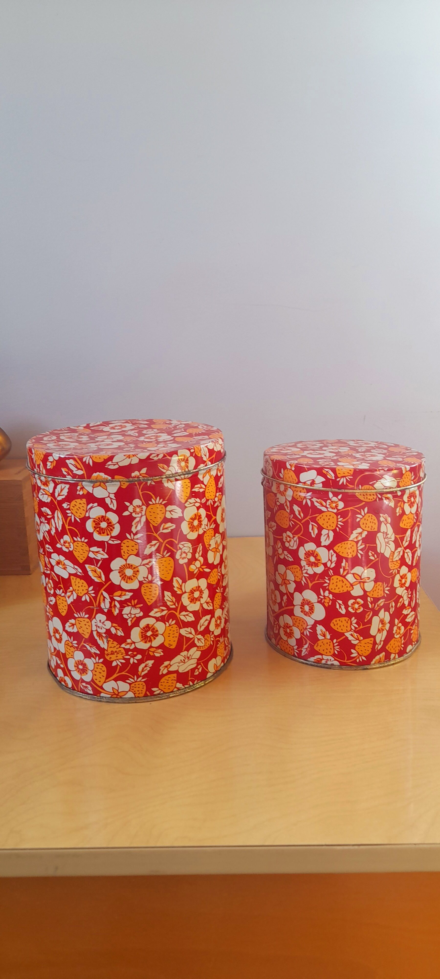 Strawberry round nesting boxes 60s