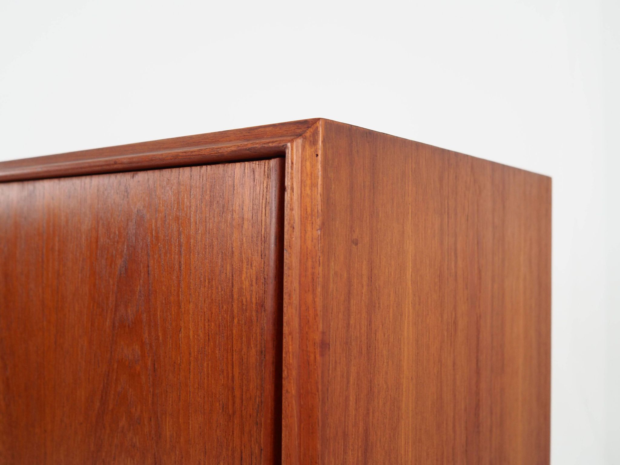 Buffet haut en teck, design danois, années 1960, designer : EW Bach