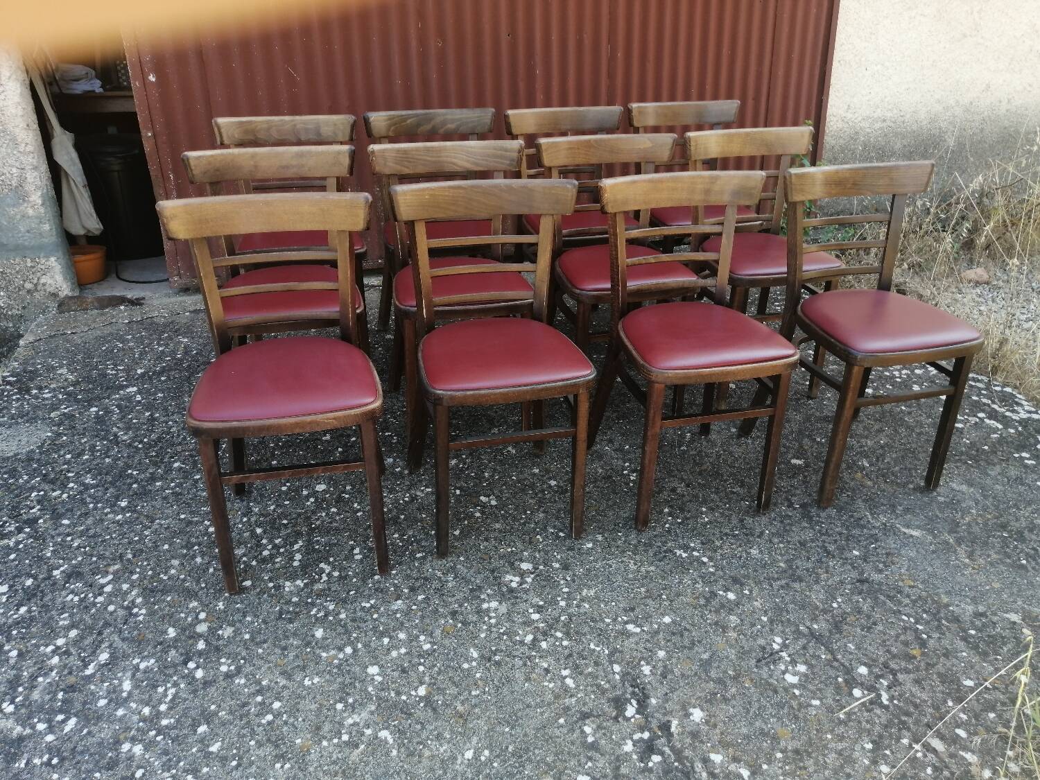 Lot de 12 chaises bistrot TON en bois et skaï rouge vintage.