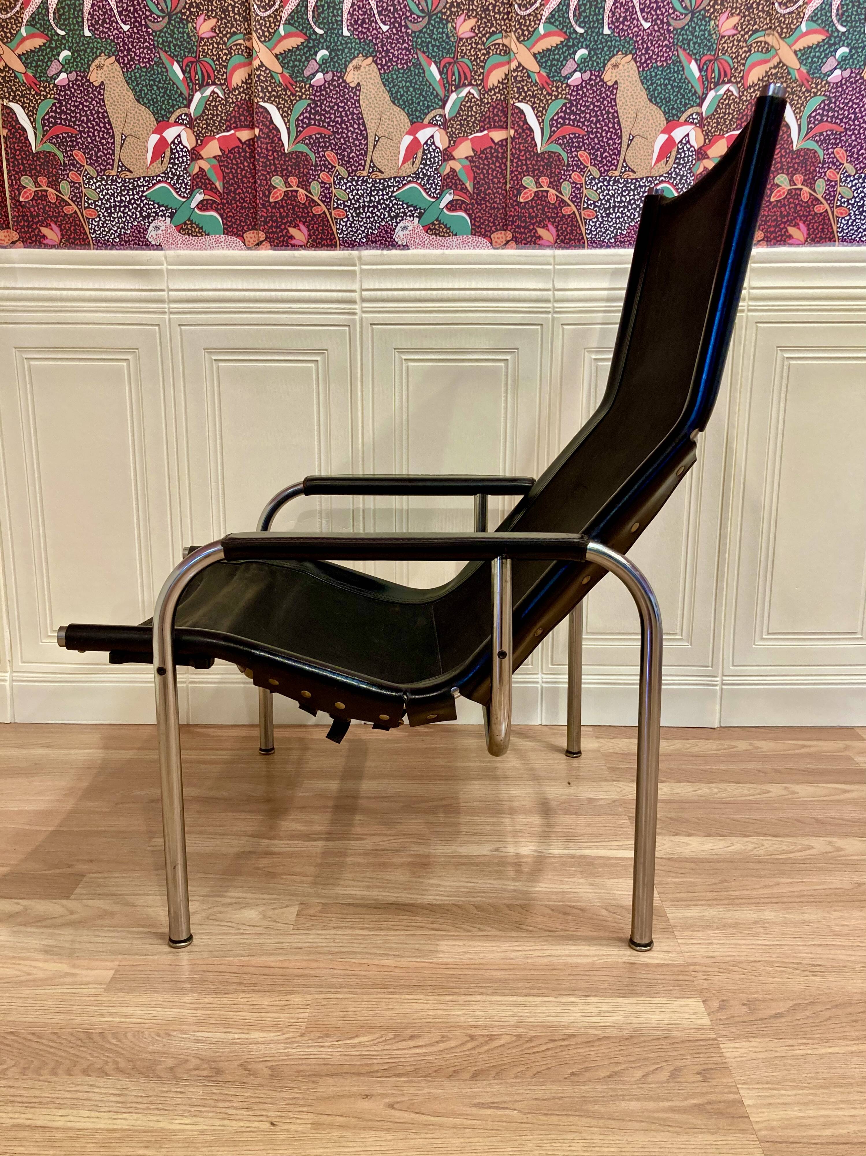 Set of 2 black leather and chrome reclining chairs designed by Hans Eichenberger.