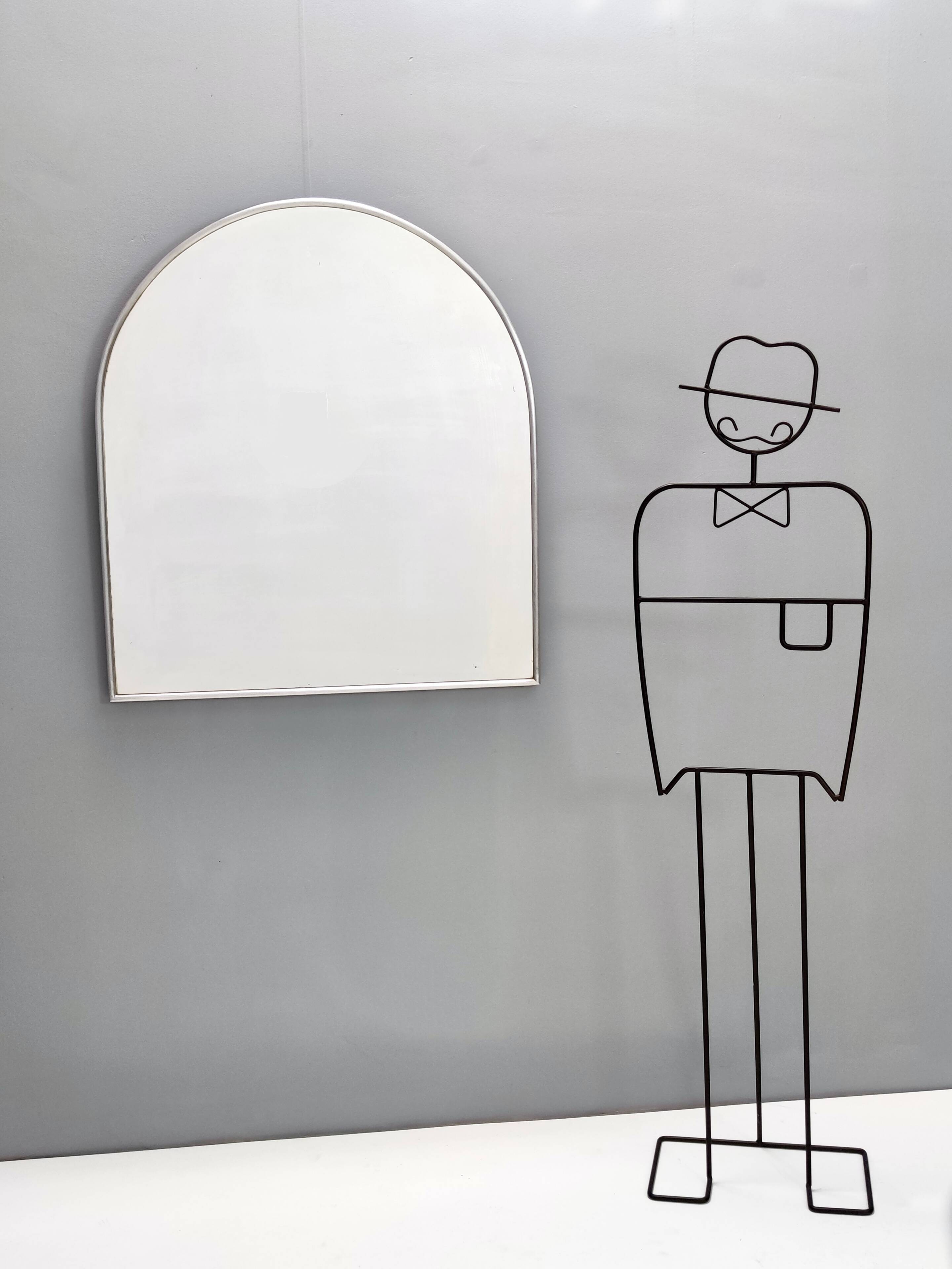 Miroir mural minimaliste en forme de bouclier avec cadre en acier, Italie