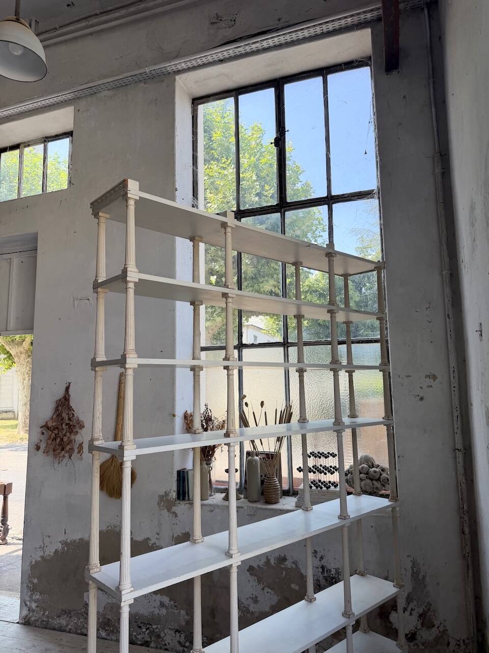 Bibliothèque, étagère XL Napoléon en bois patiné blanc