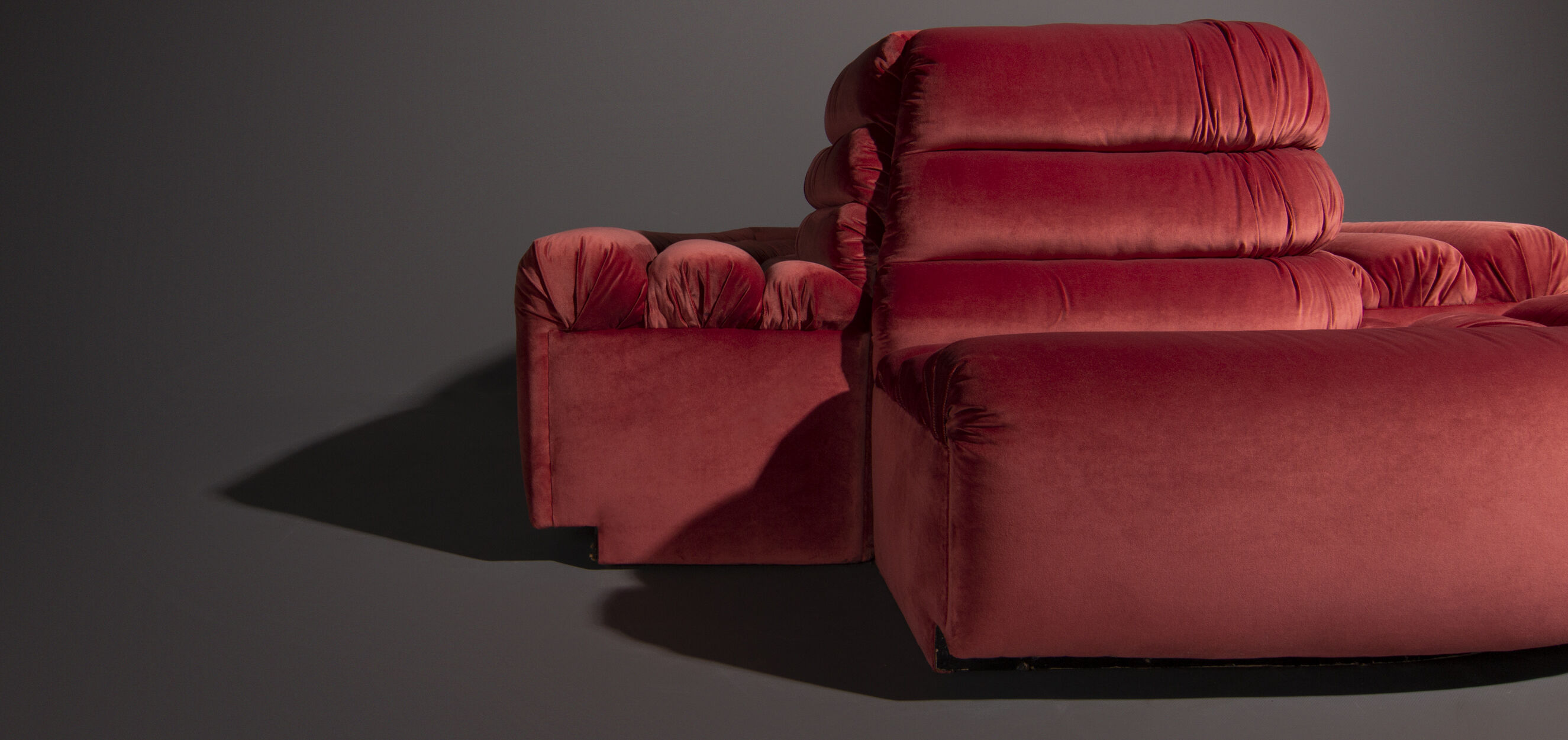 Italian design round sofa in pink velvet