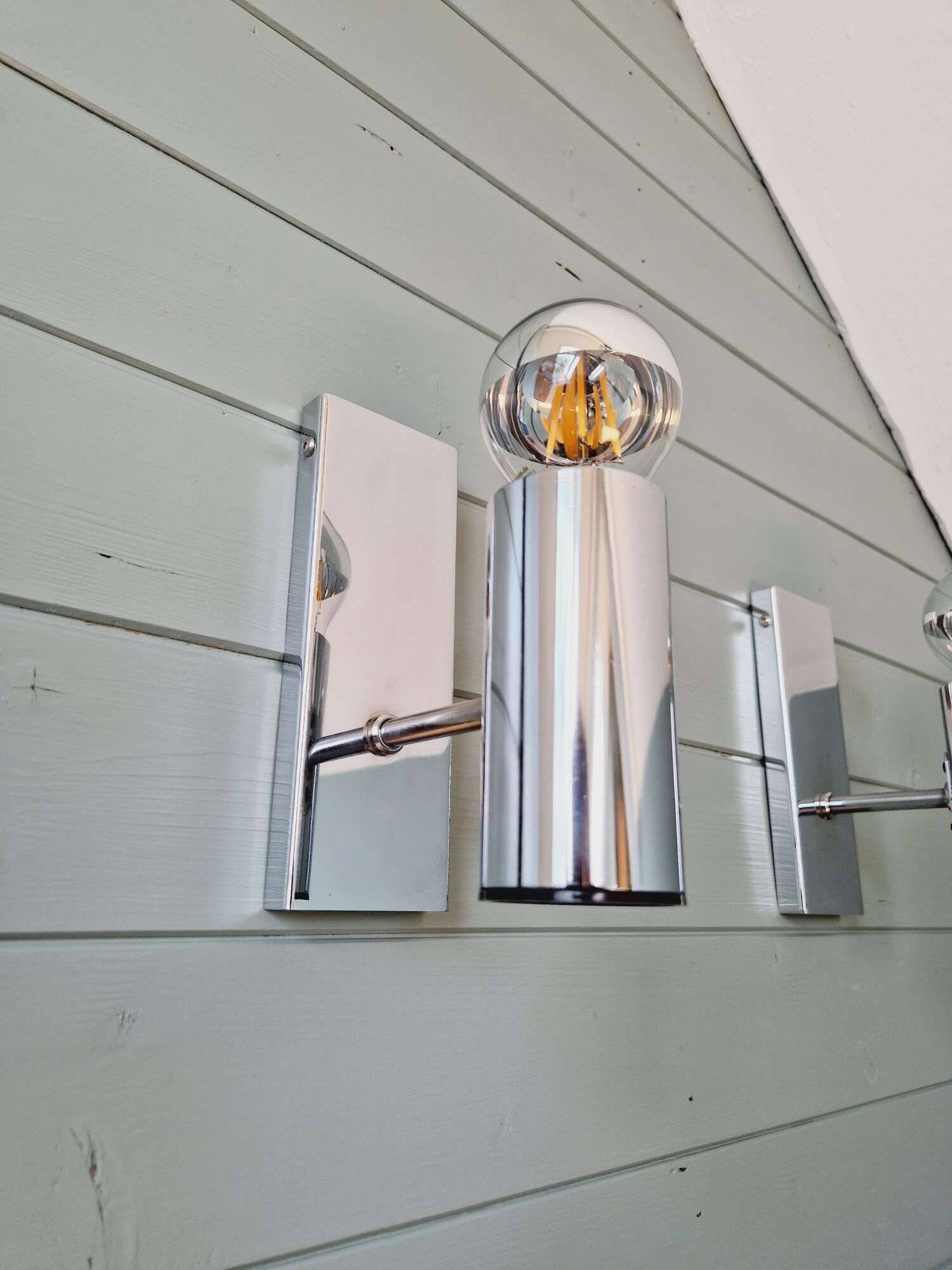 Pair of tubular wall sconces in chrome metal, 1970.