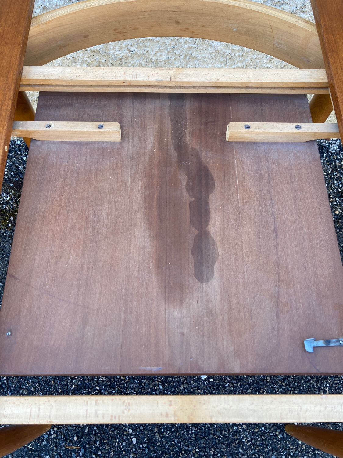 Scandinavian extendable round table