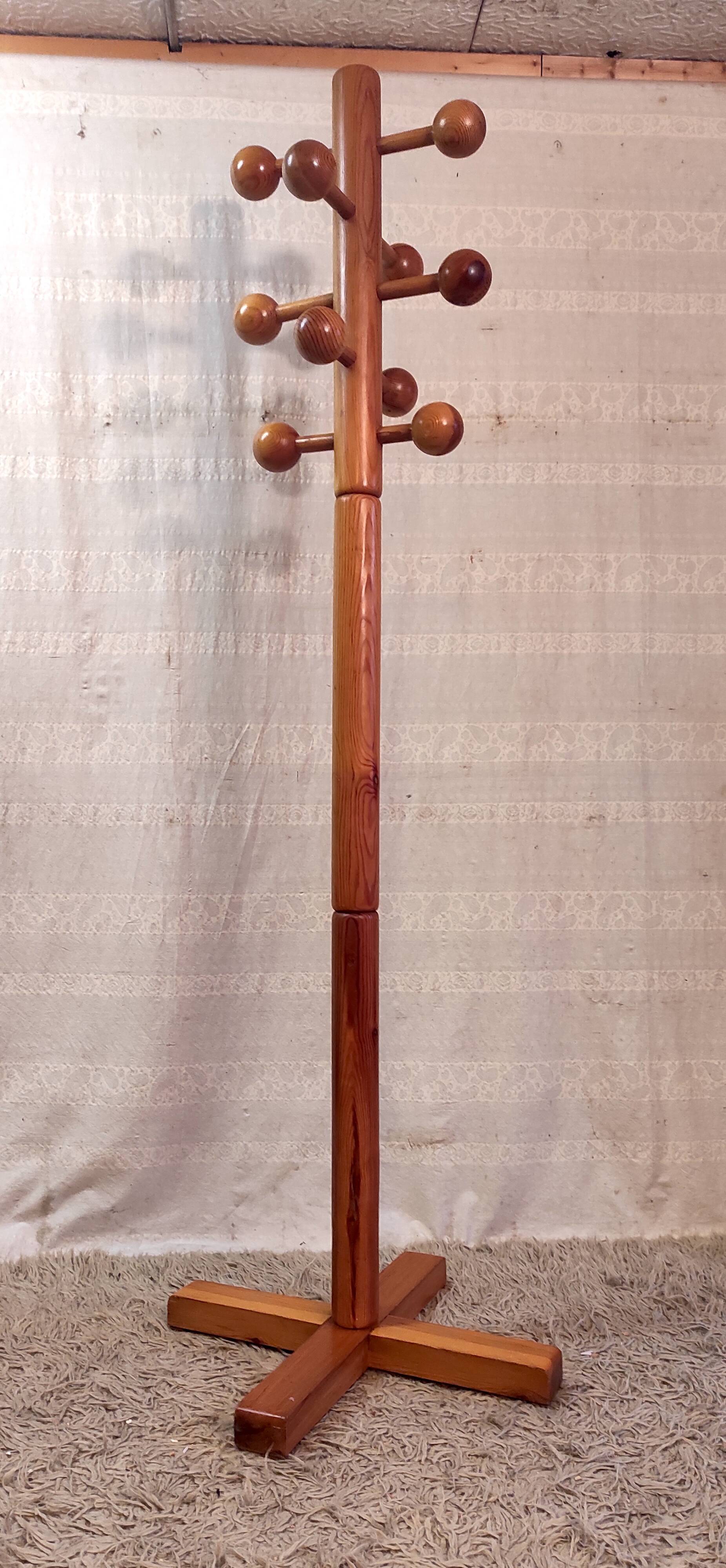 Modernist coat rack in solid wood - mid 20th century.