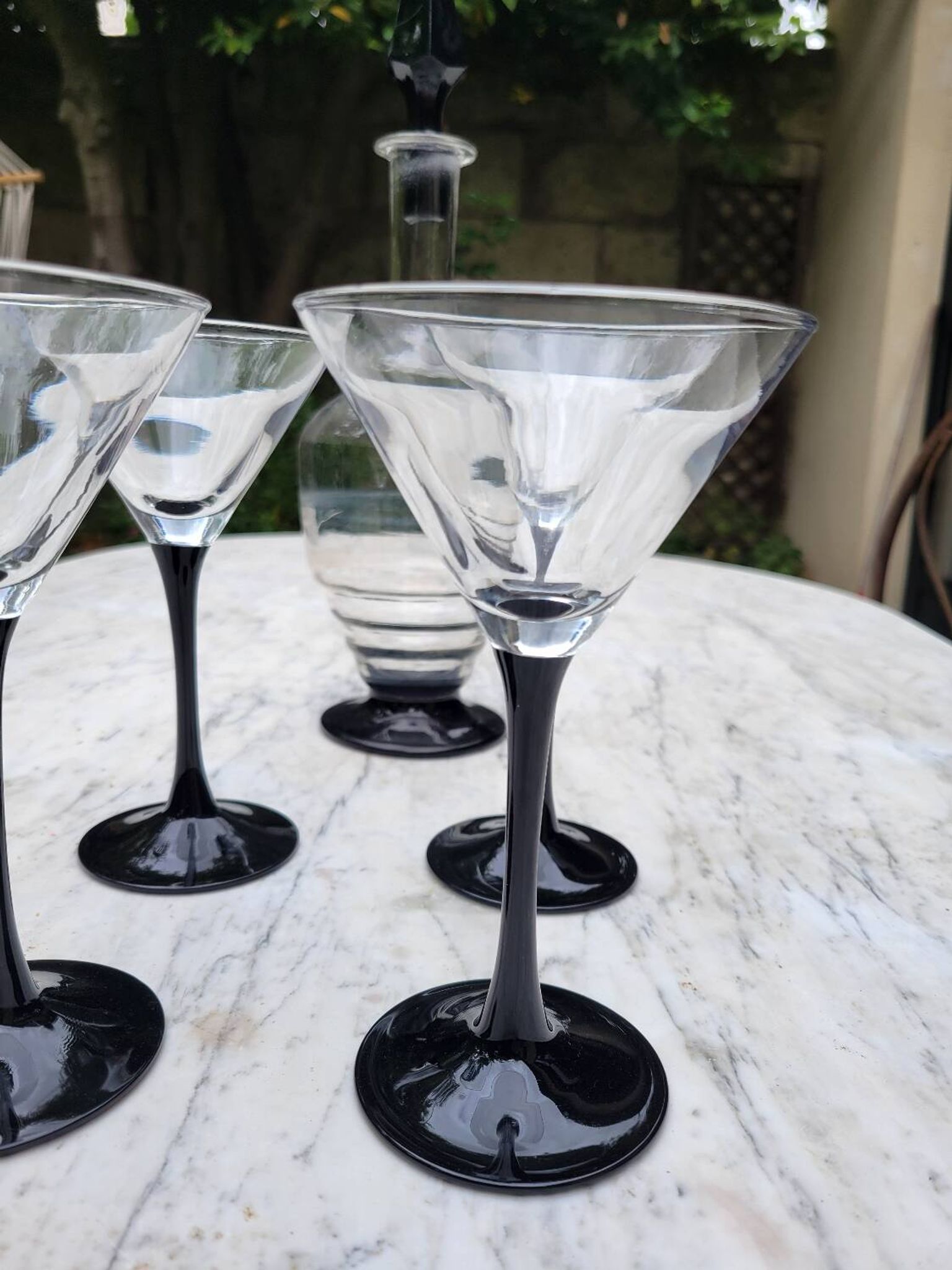 4 verres à cocktail et carafe assortie
