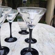 4 verres à cocktail et carafe assortie