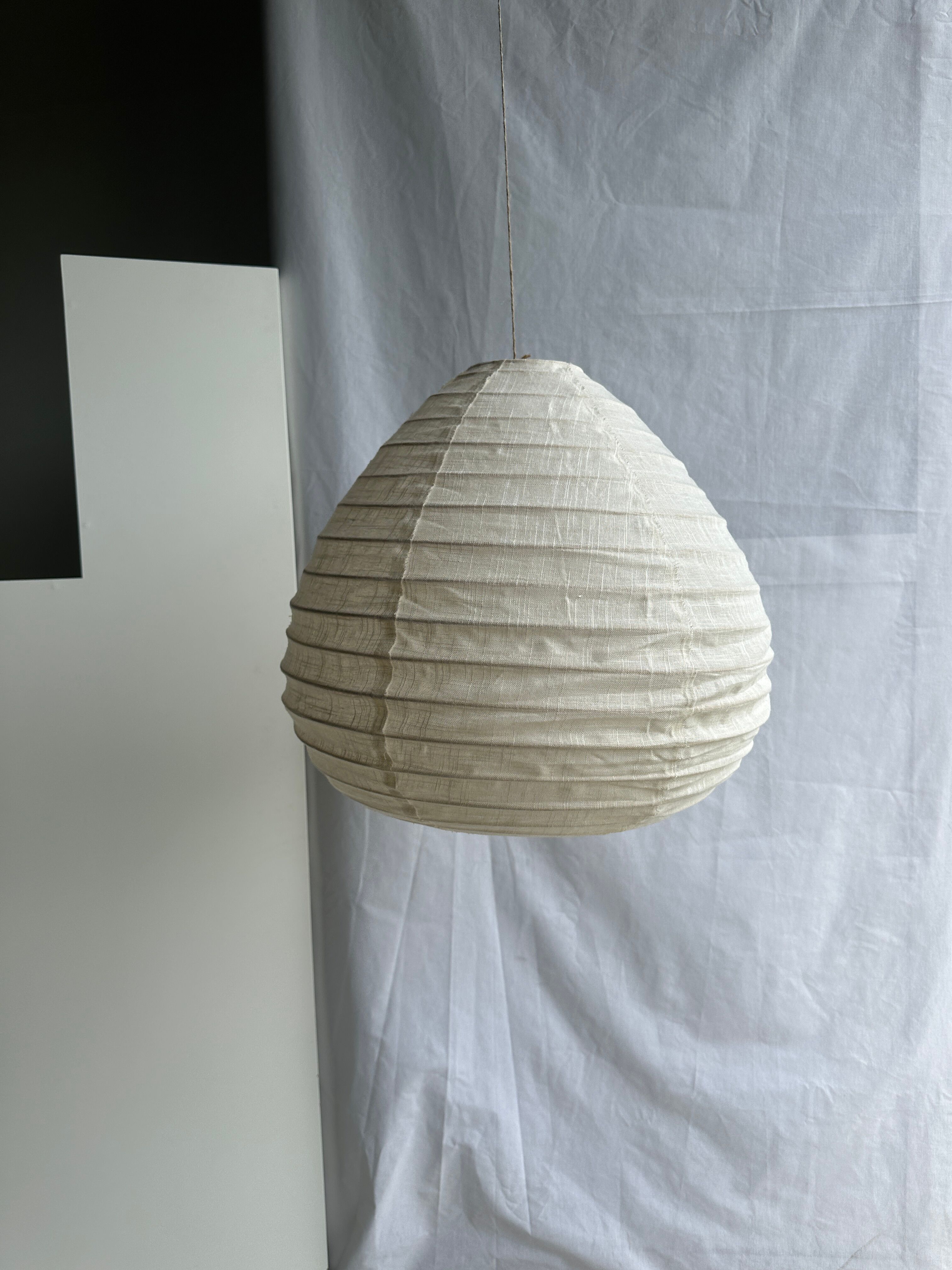 Suspension in rattan and natural japanese linen in the shape of a drop
