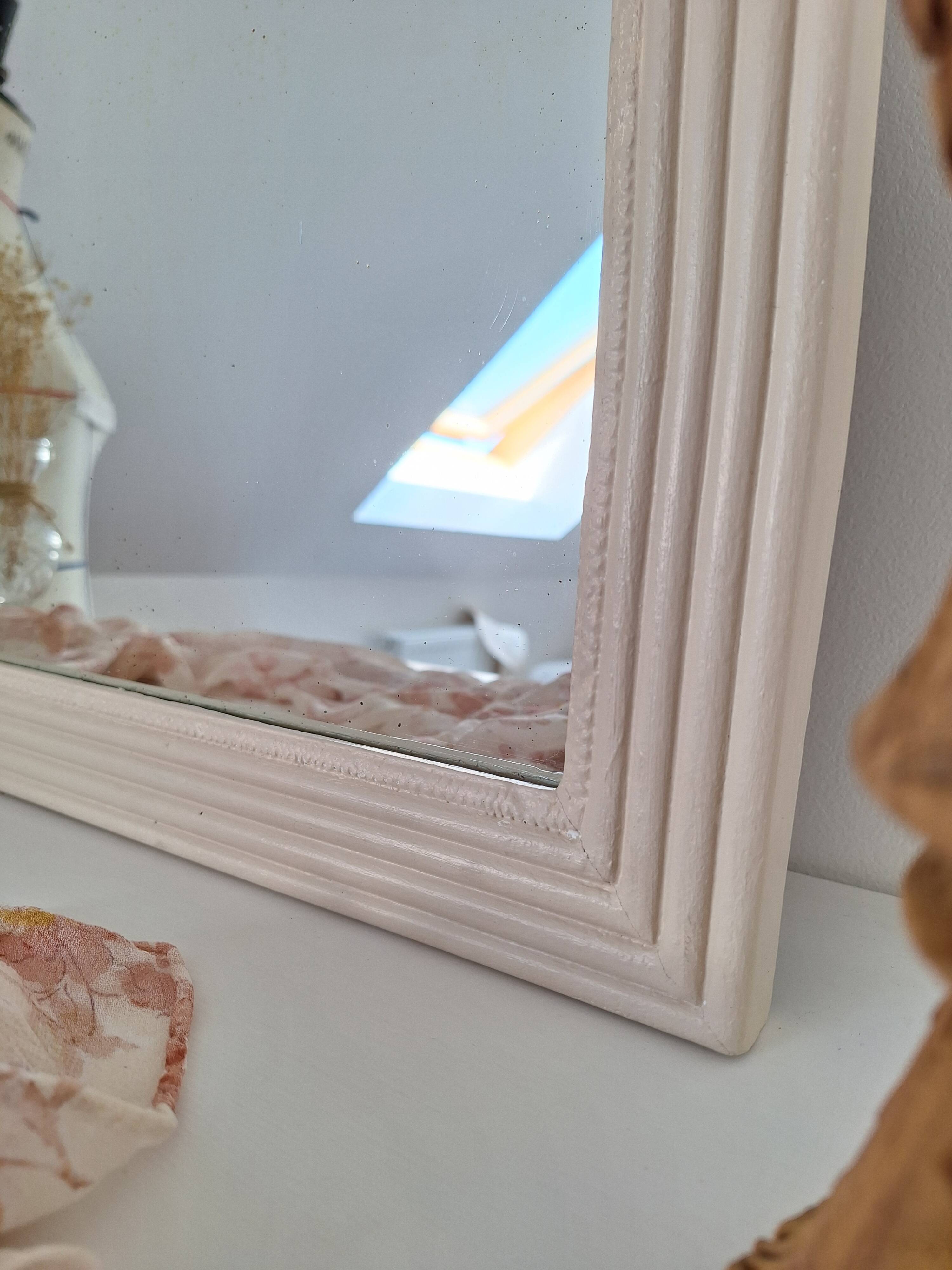 Miroir biseauté et mouluré beige