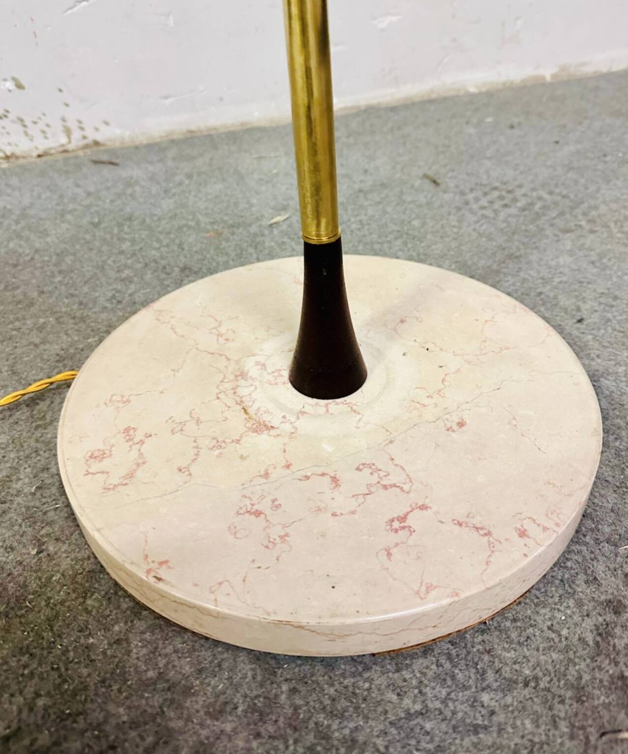 Lampada da terra vintage in vetro opalino, anni '60