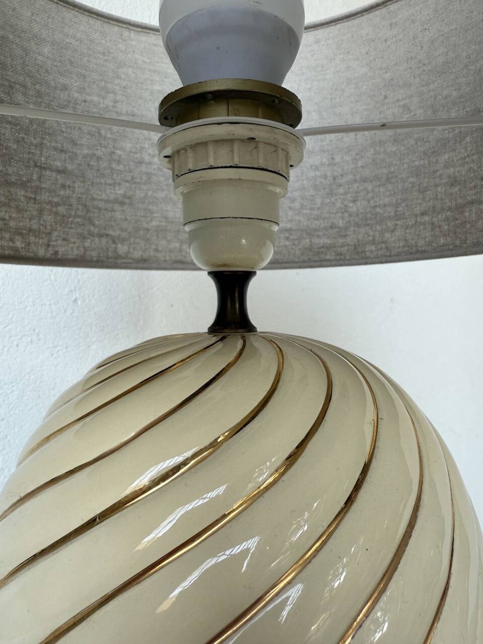 Lampe de table sphérique céramique ivoire et or Barbi