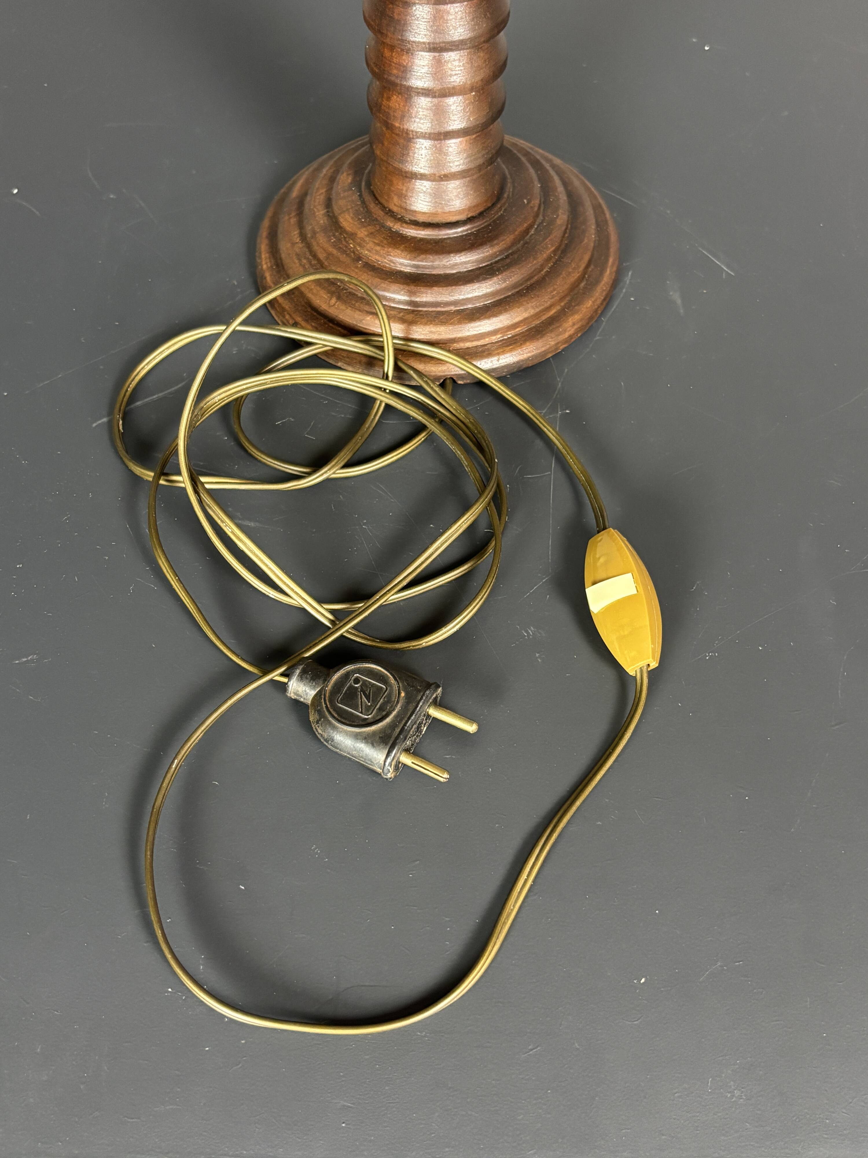 Lampe de table en bois tourné brutaliste du milieu du siècle dans le style de Charles Dudouyt, années 1950.