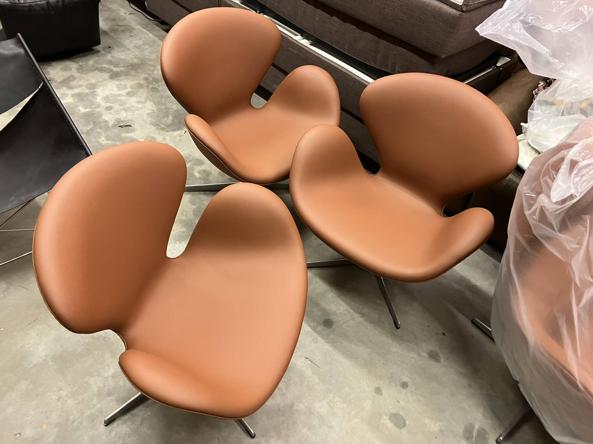 Fritz Hansen Swan chair by Arne Jacobsen in Cognac leather, NEW condition!!