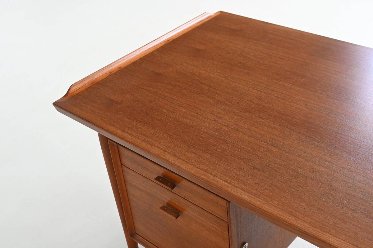 Arne Vodder writing desk model 207 in teak Sibast Denmark 1960