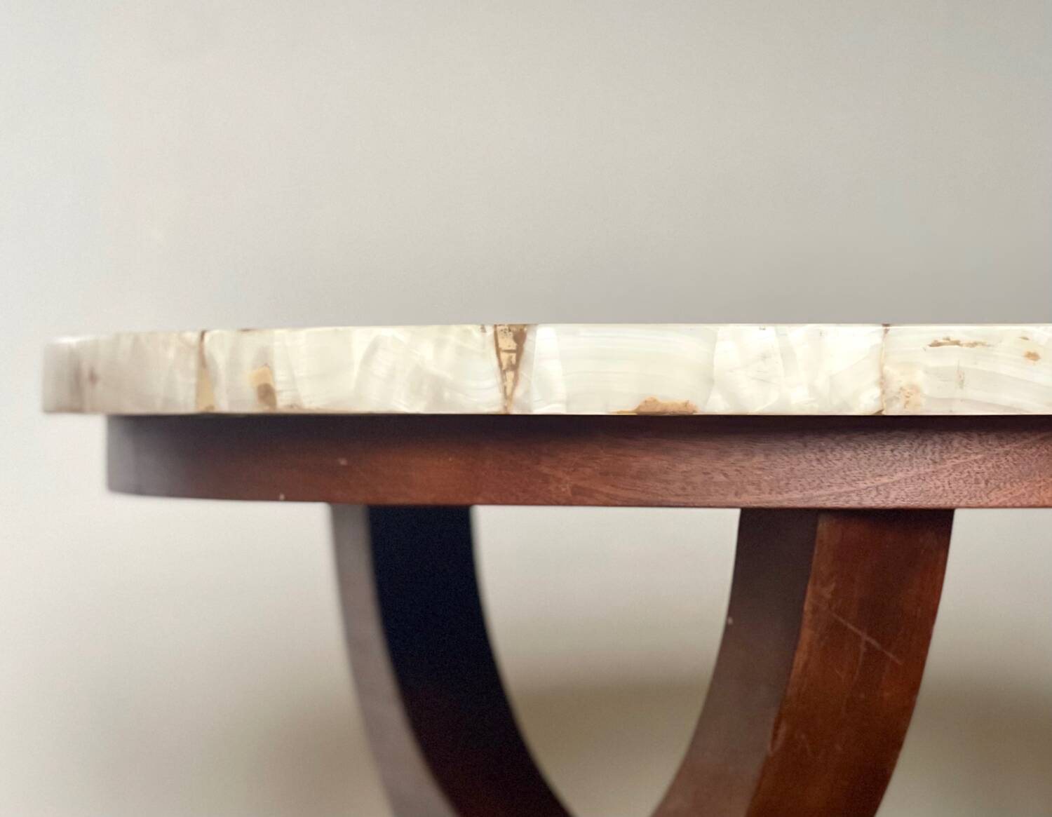 Coffee table in wood, marble and onyx.