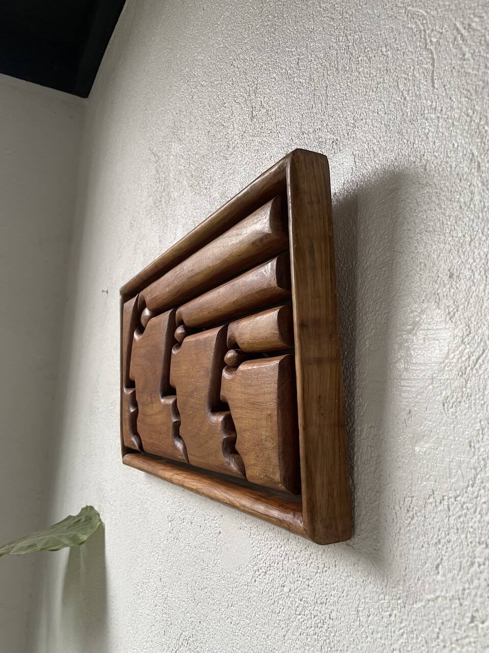 Bas relief cadre bois motifs visages