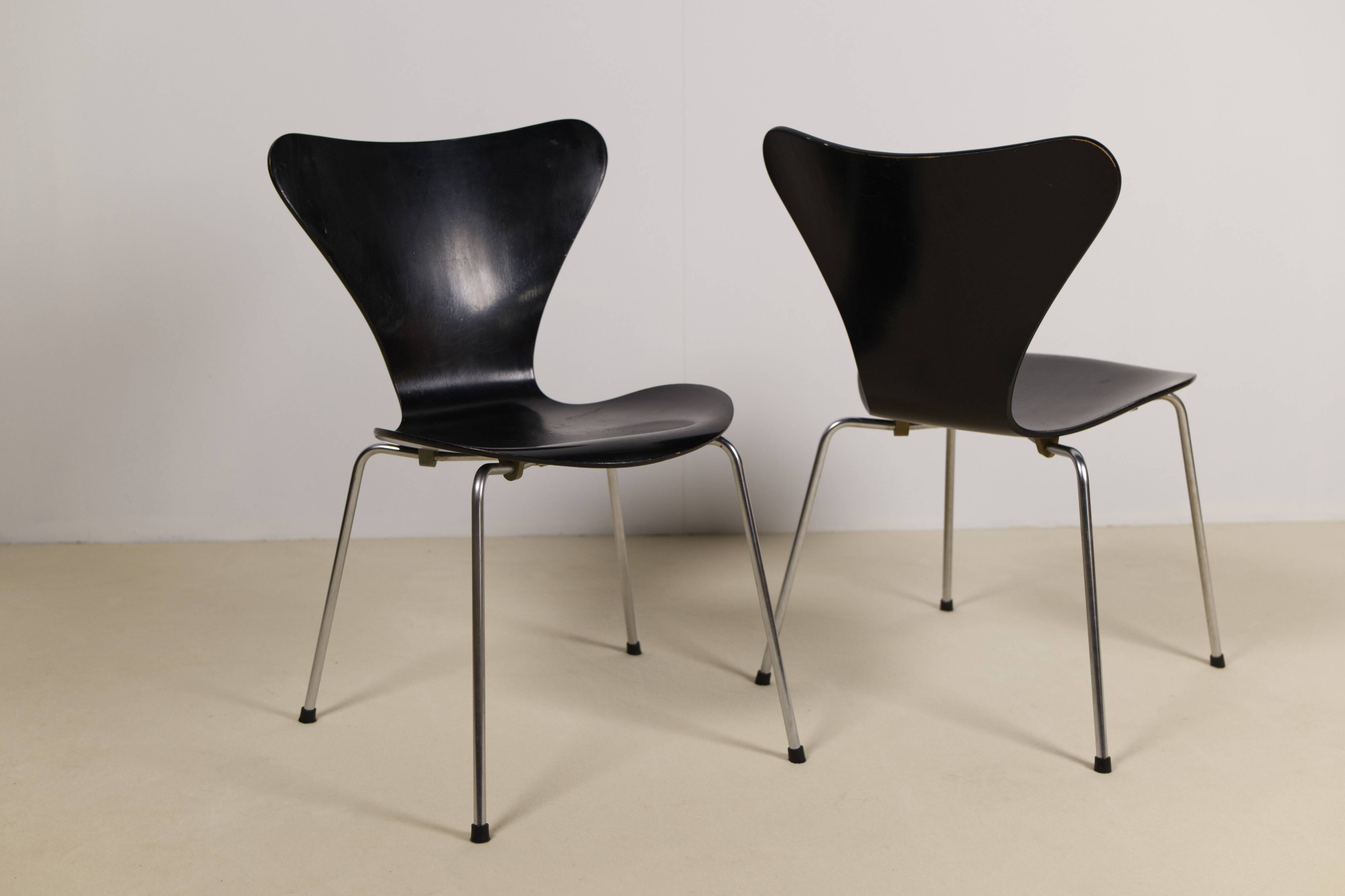 Pair of early 3107 "Syveren" Arne Jacobsen dining chairs, 1965
