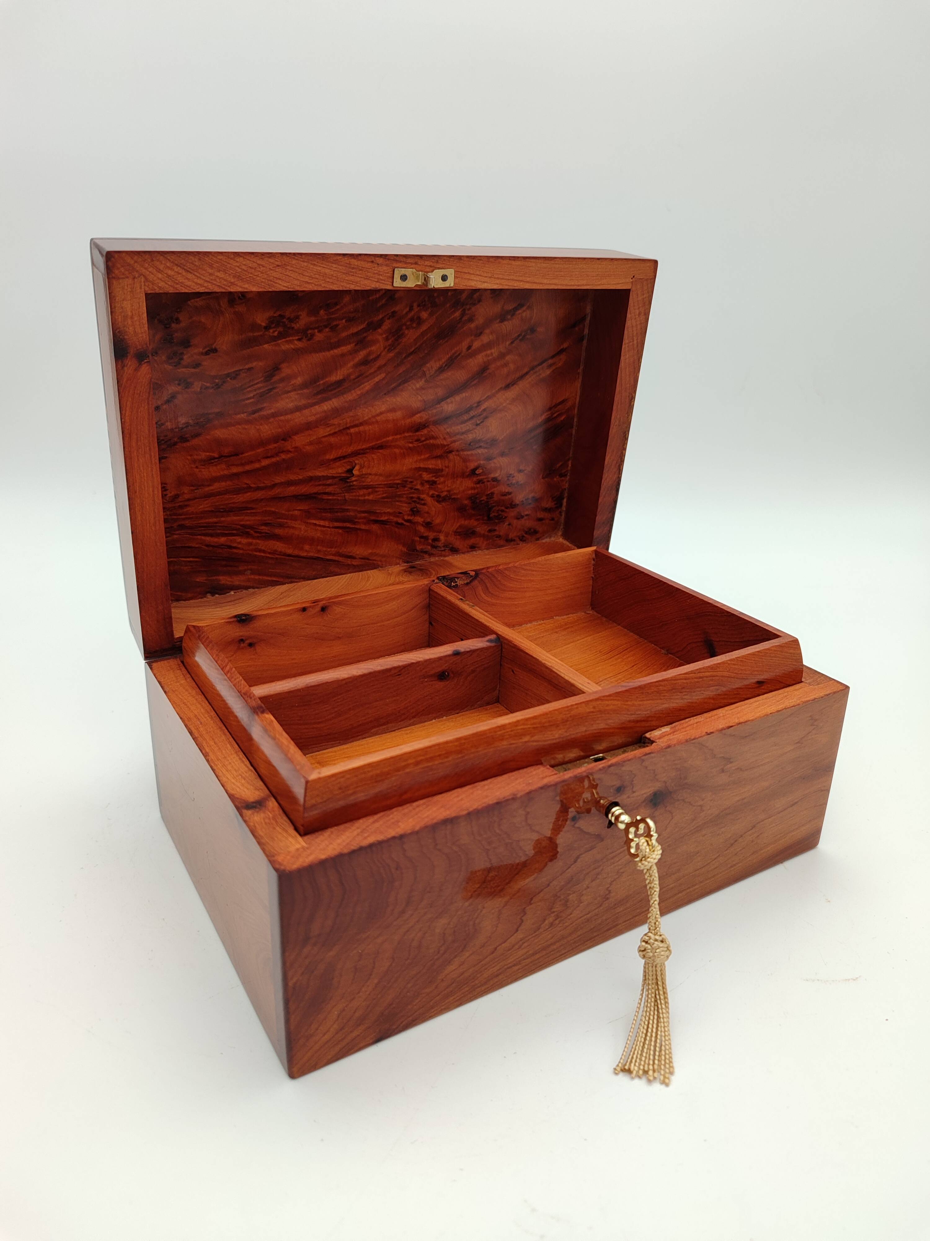 Thuya box locked with pearl encrusted key