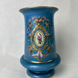 Vase bleu à motifs de fleurs et dorures