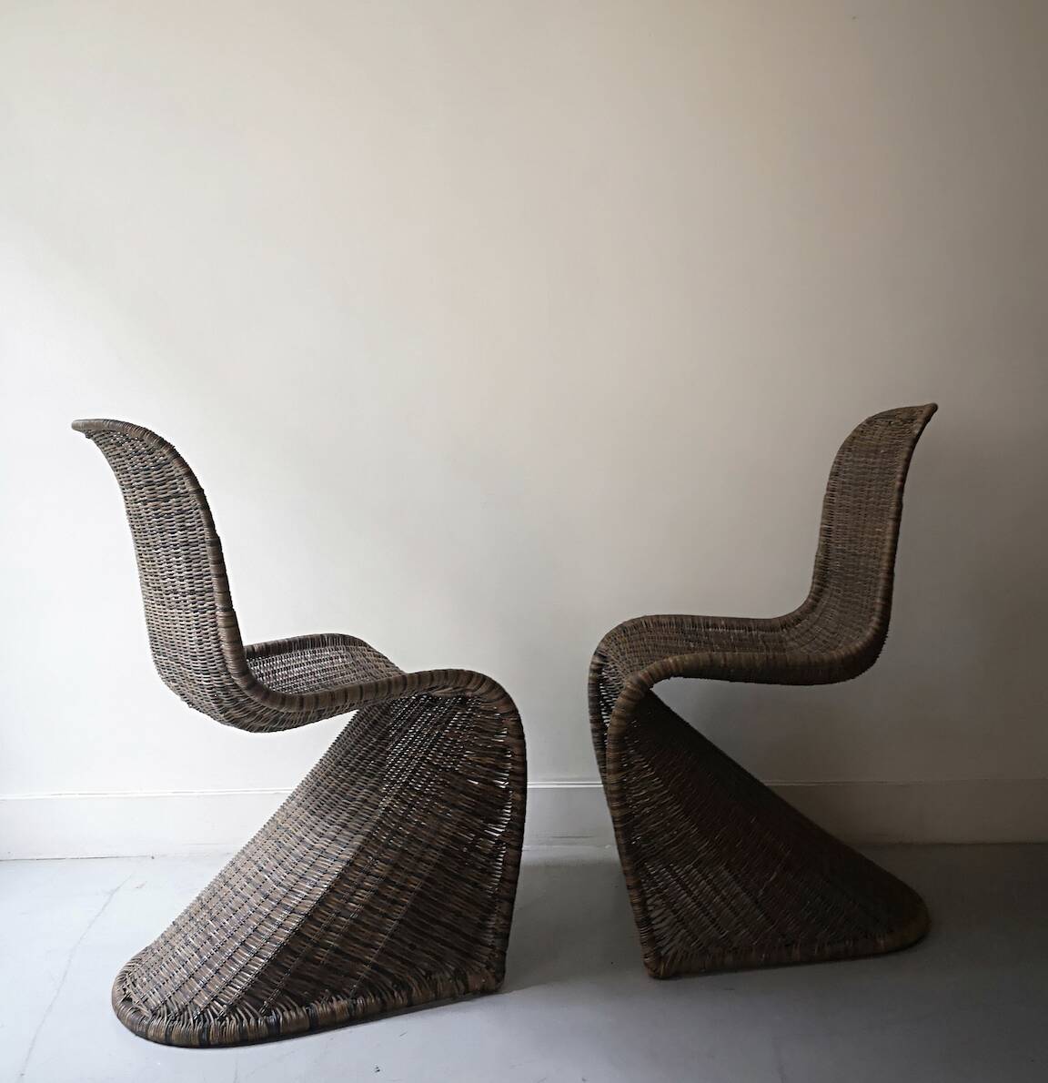 set de 2 chaises incurvées en rotin, design 1960 / 1970