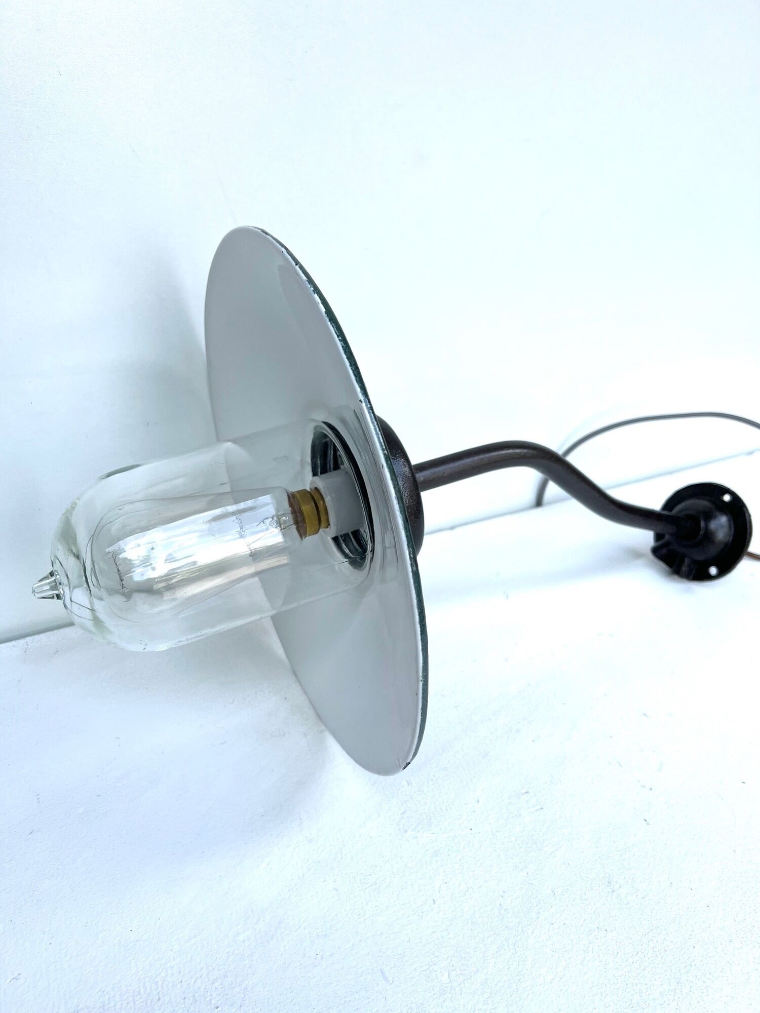 Wall lamp COL de Cygne in cast steel, fully restored 1920 1930