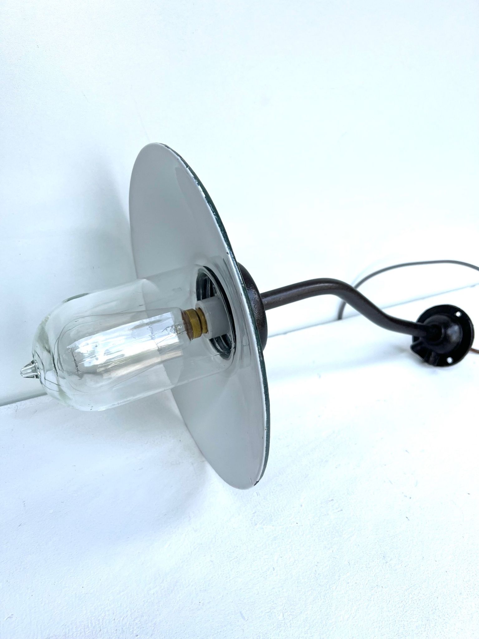 Wall lamp COL de Cygne in cast steel, fully restored 1920 1930