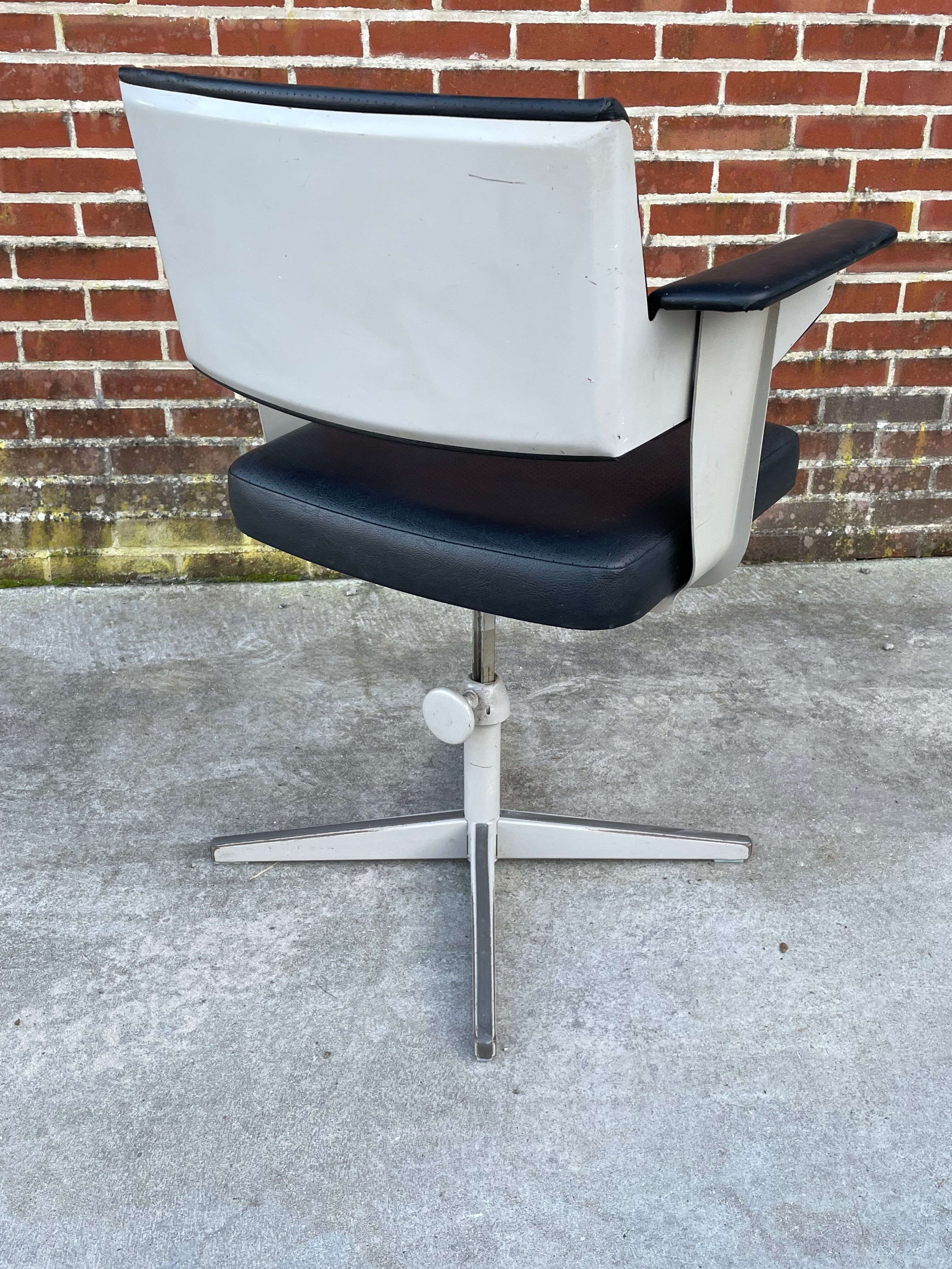Friso kramer revolve desk chair for ahrend de cirkel 1960