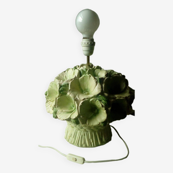 Living room lamp to table in ceramic bouquet of flowers