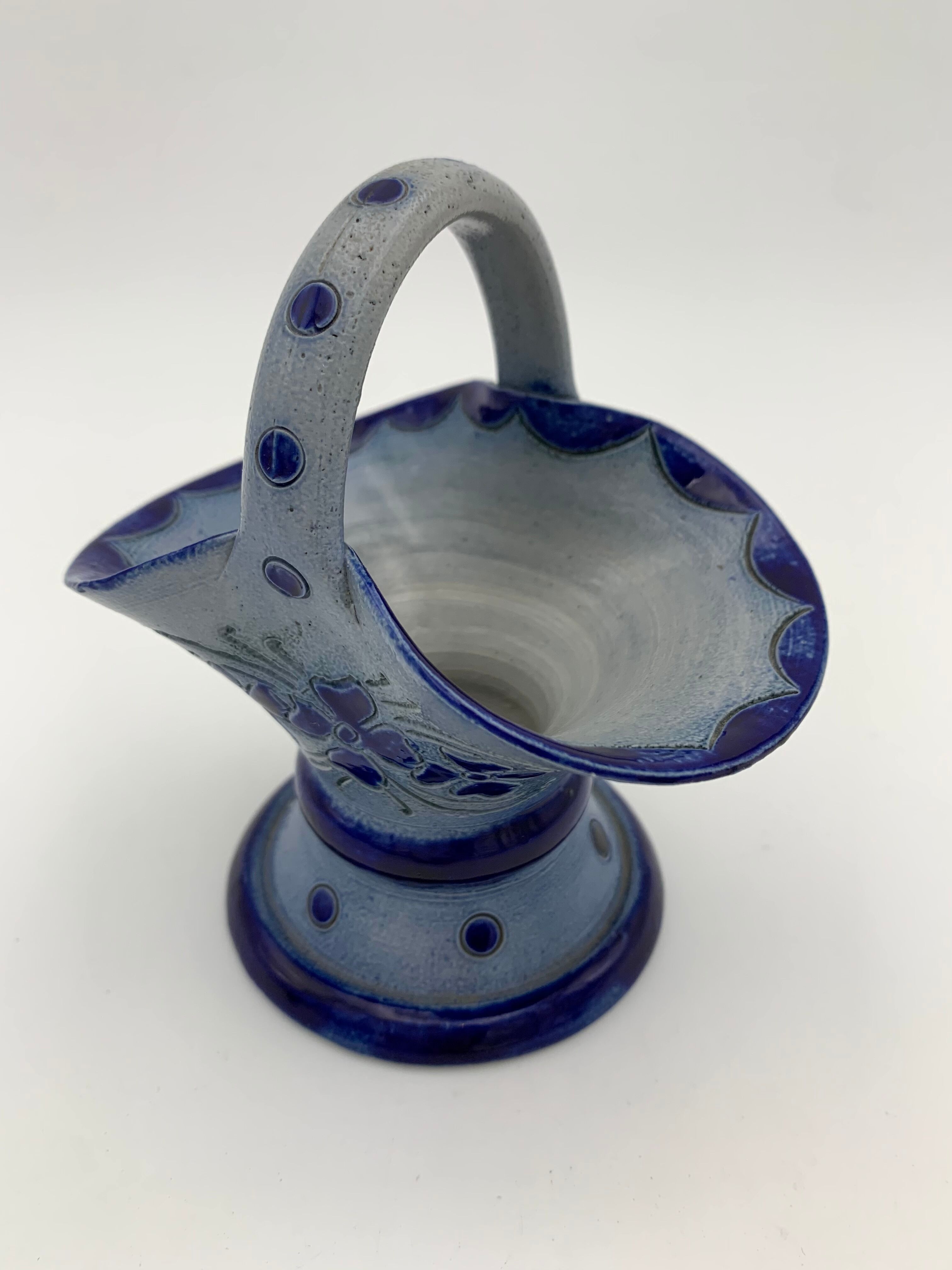 Vintage basket in traditional Alsace stoneware, cobalt blue flower patterns - 1970s.