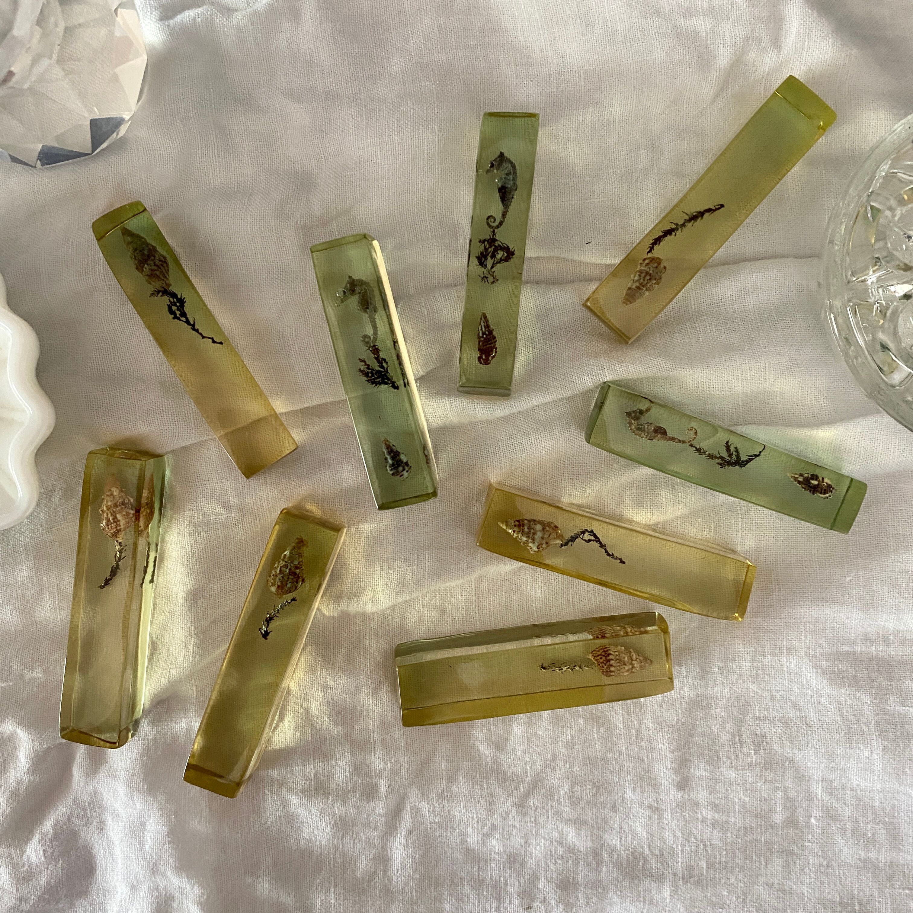 Set of 9 vintage resin knife holders including shell and seahorse