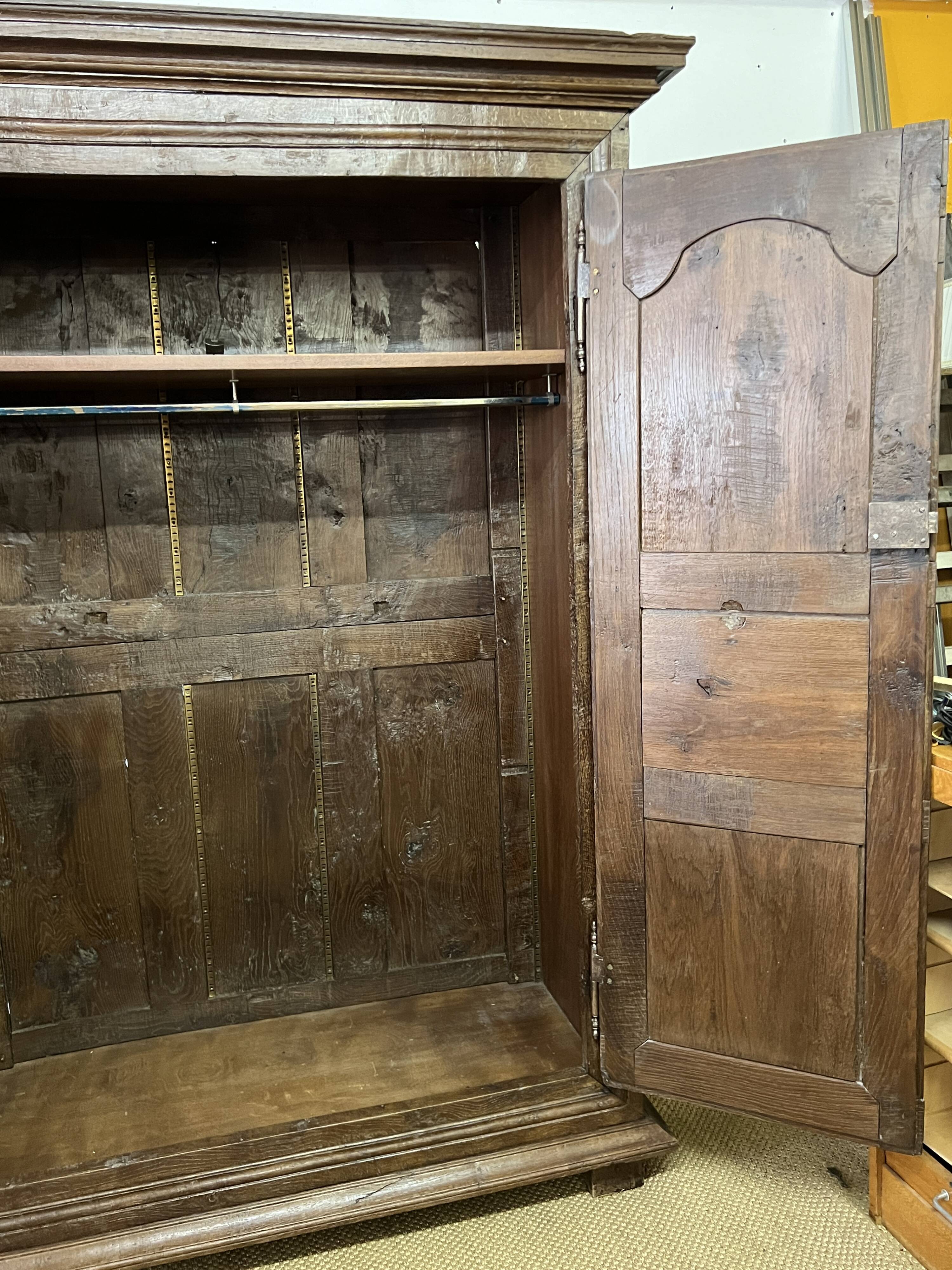 Armoire Louis XV en bois sculpté du XVIIIè siècle