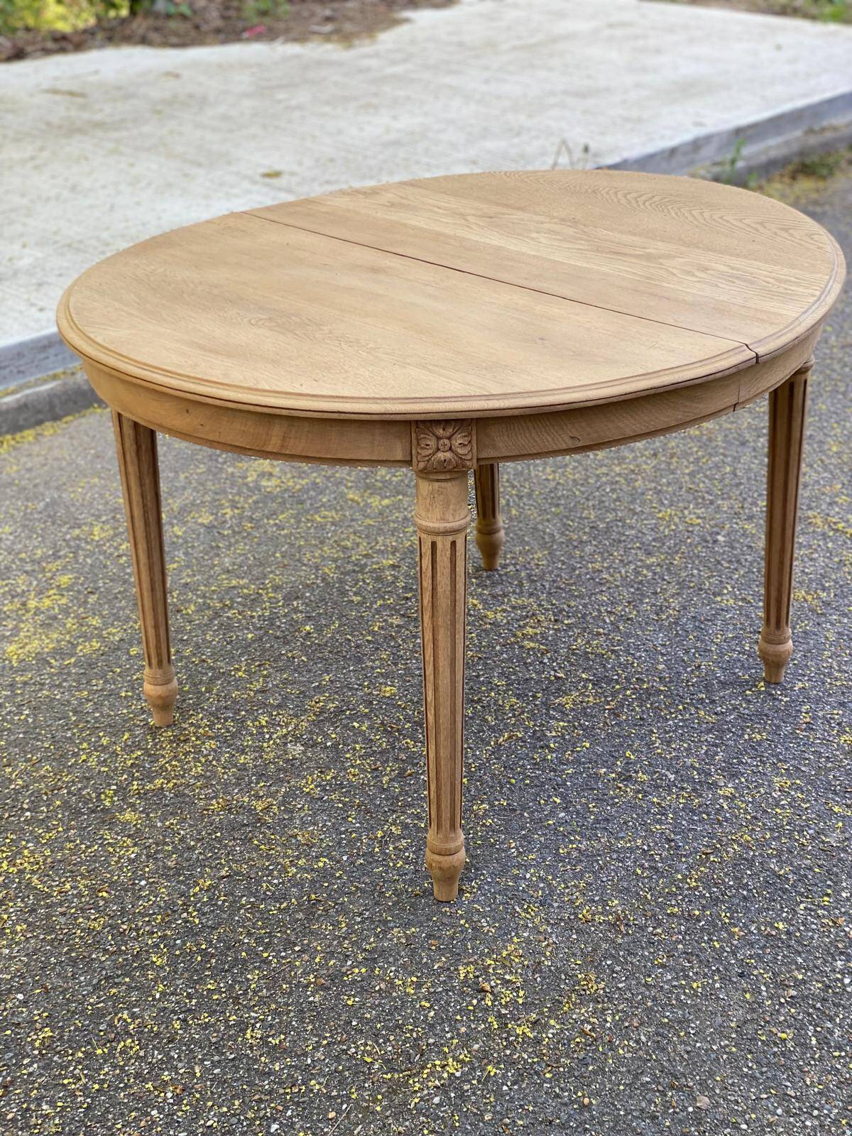Renovated round Art Deco dining table, extendable, made of solid oak, 145cm.