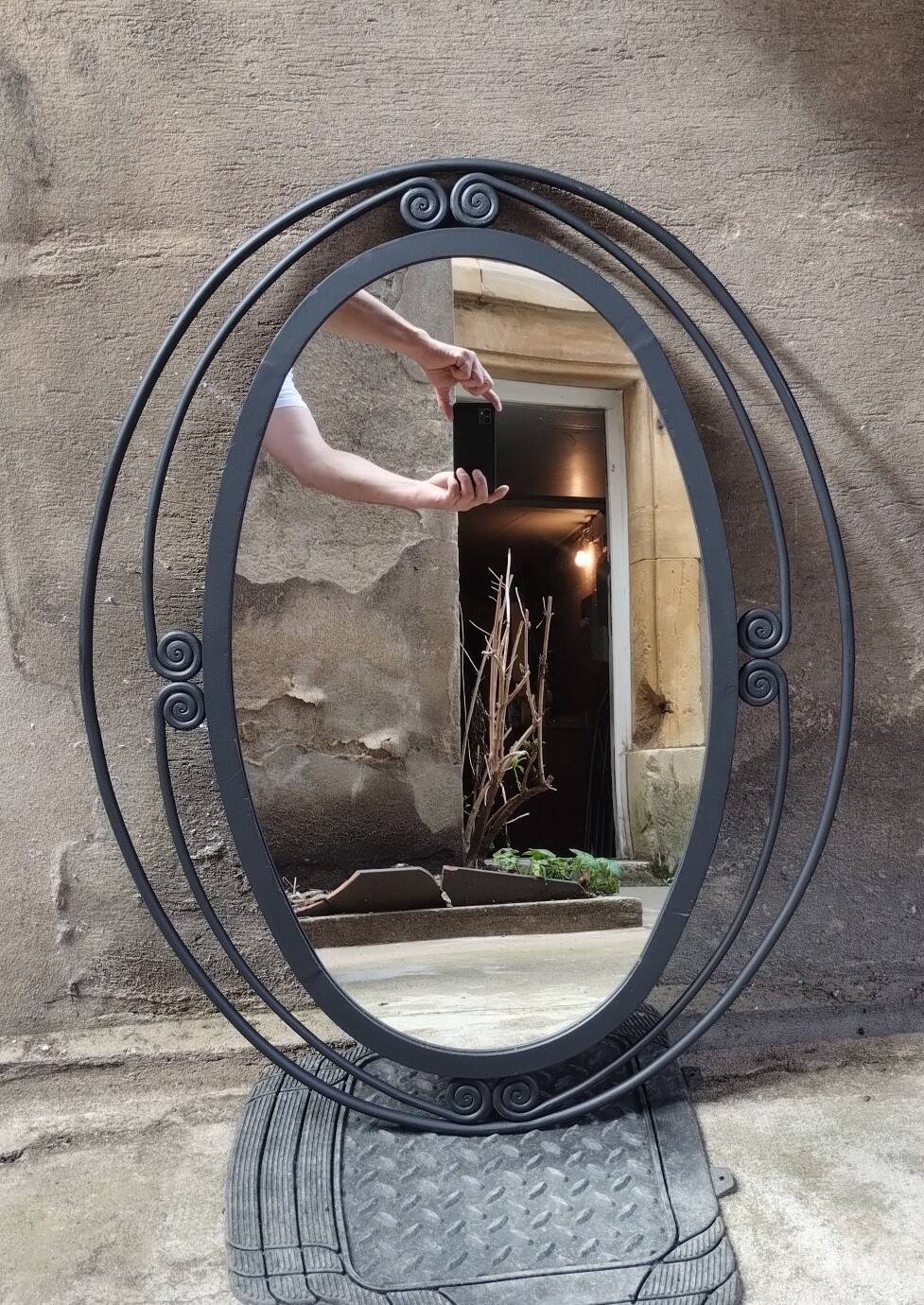 Miroir ovale vintage en fer forgé à décor de spirales