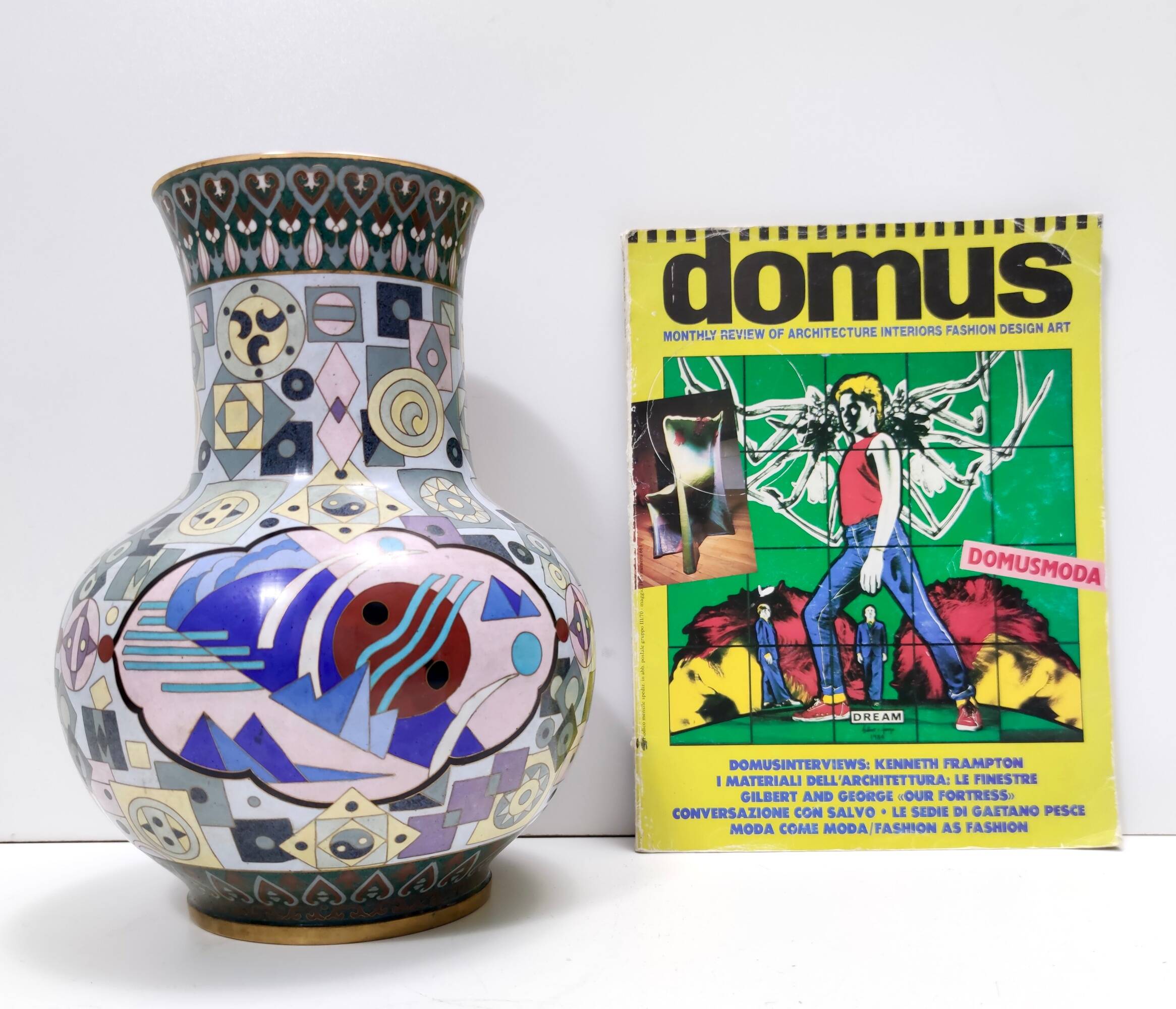 Vase cloisonné chinois Jingfa coloré avec base en laiton