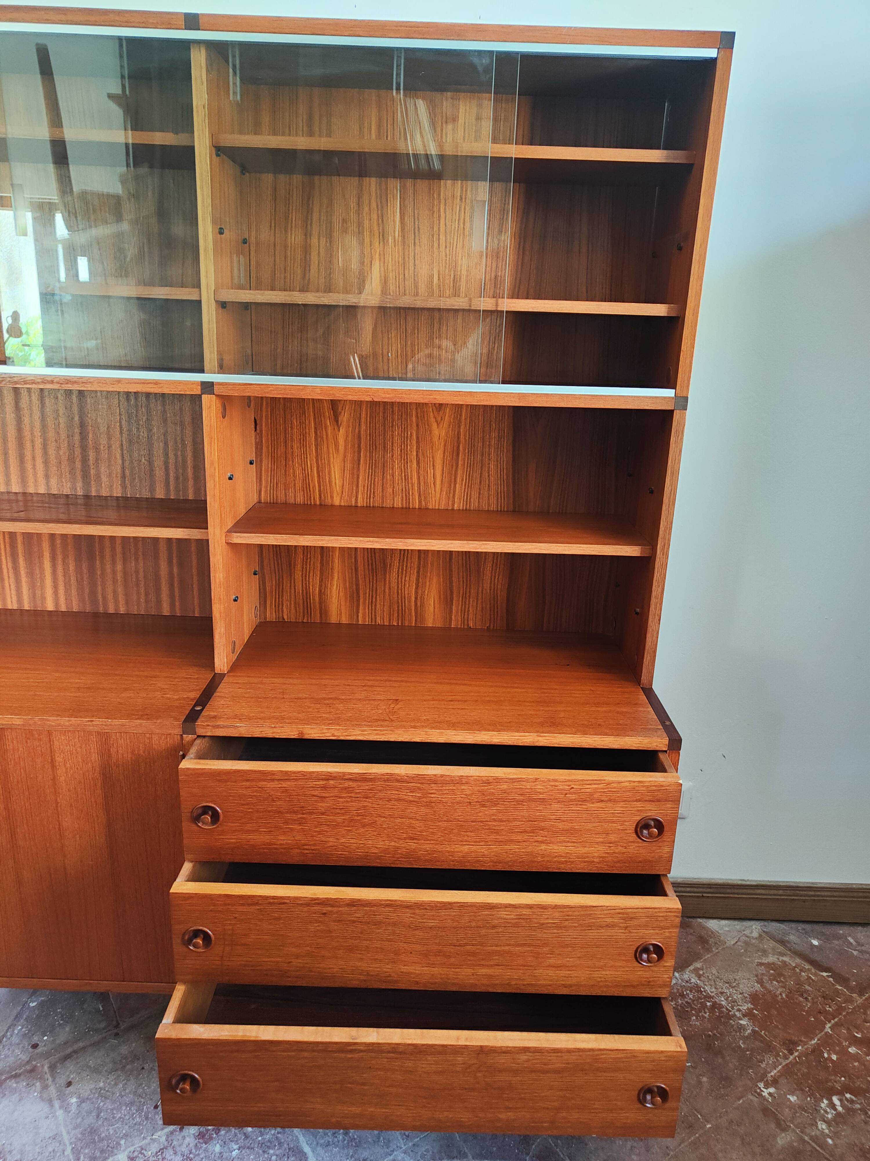 Enfilade of minivielle bookshelves