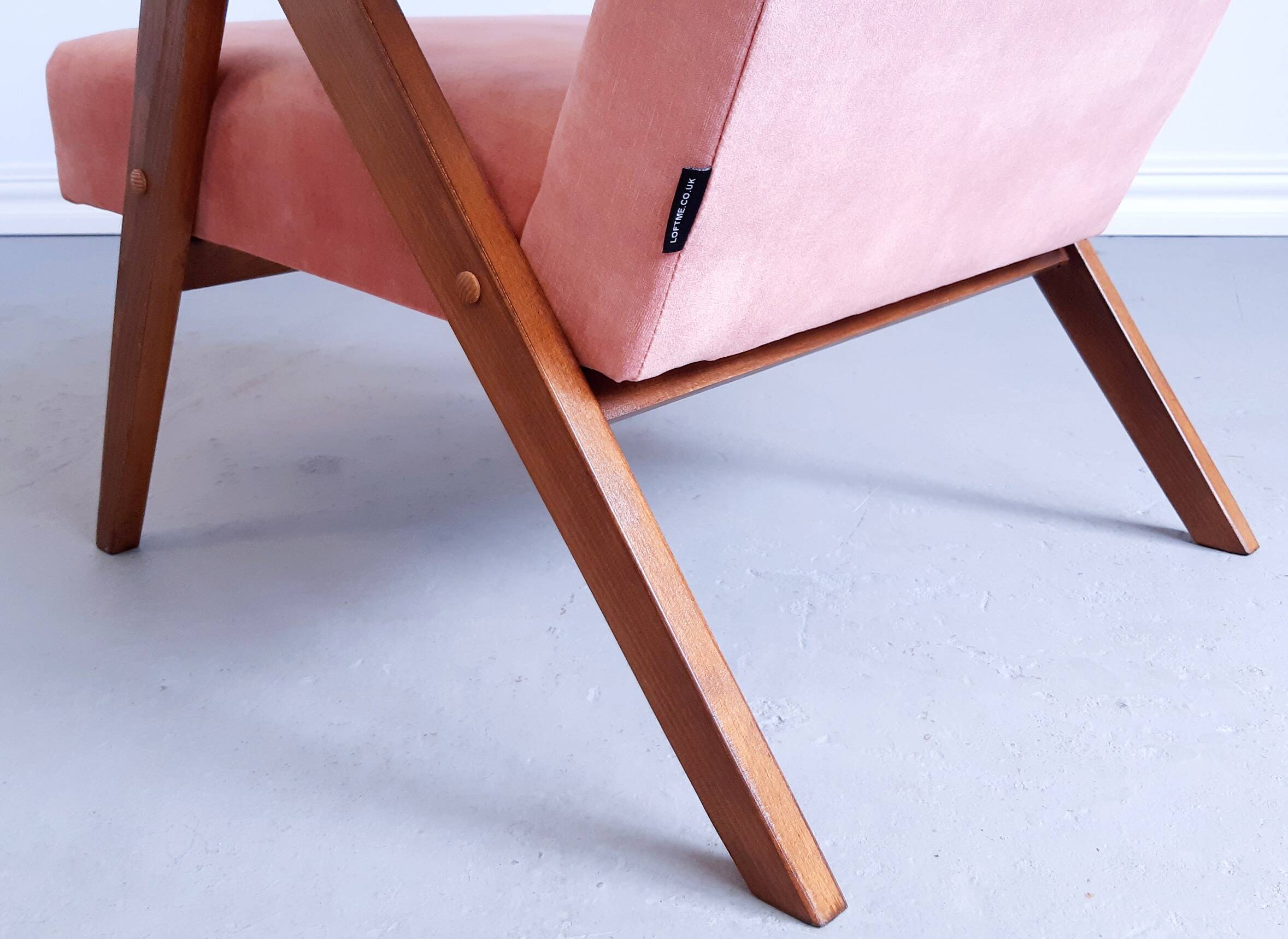 Mid Century Easy Chair Model B 310 Var in Coral Velvet