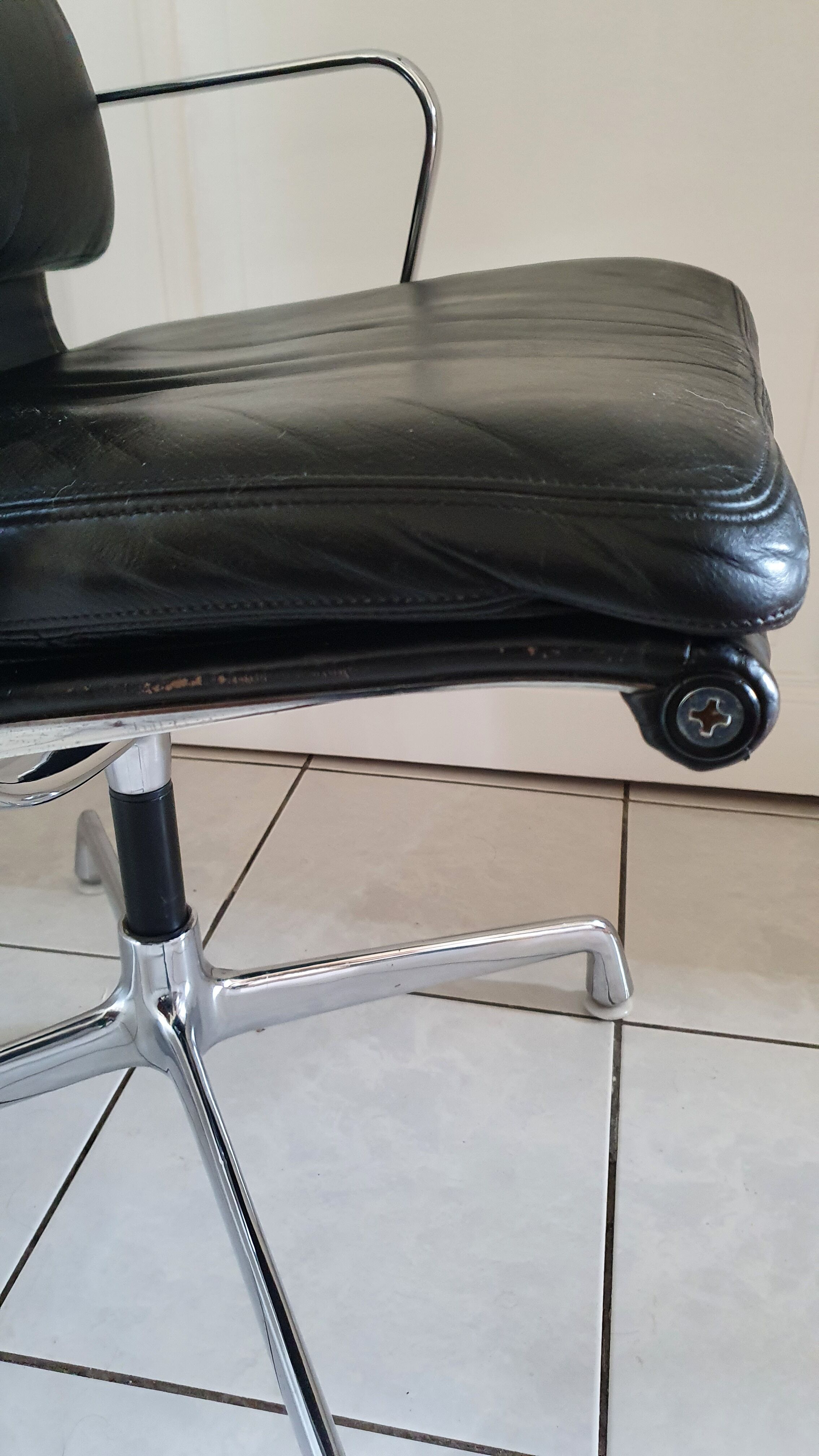 Fauteuil EA208 soft pad Charles et Ray Eames édition Herman Miller