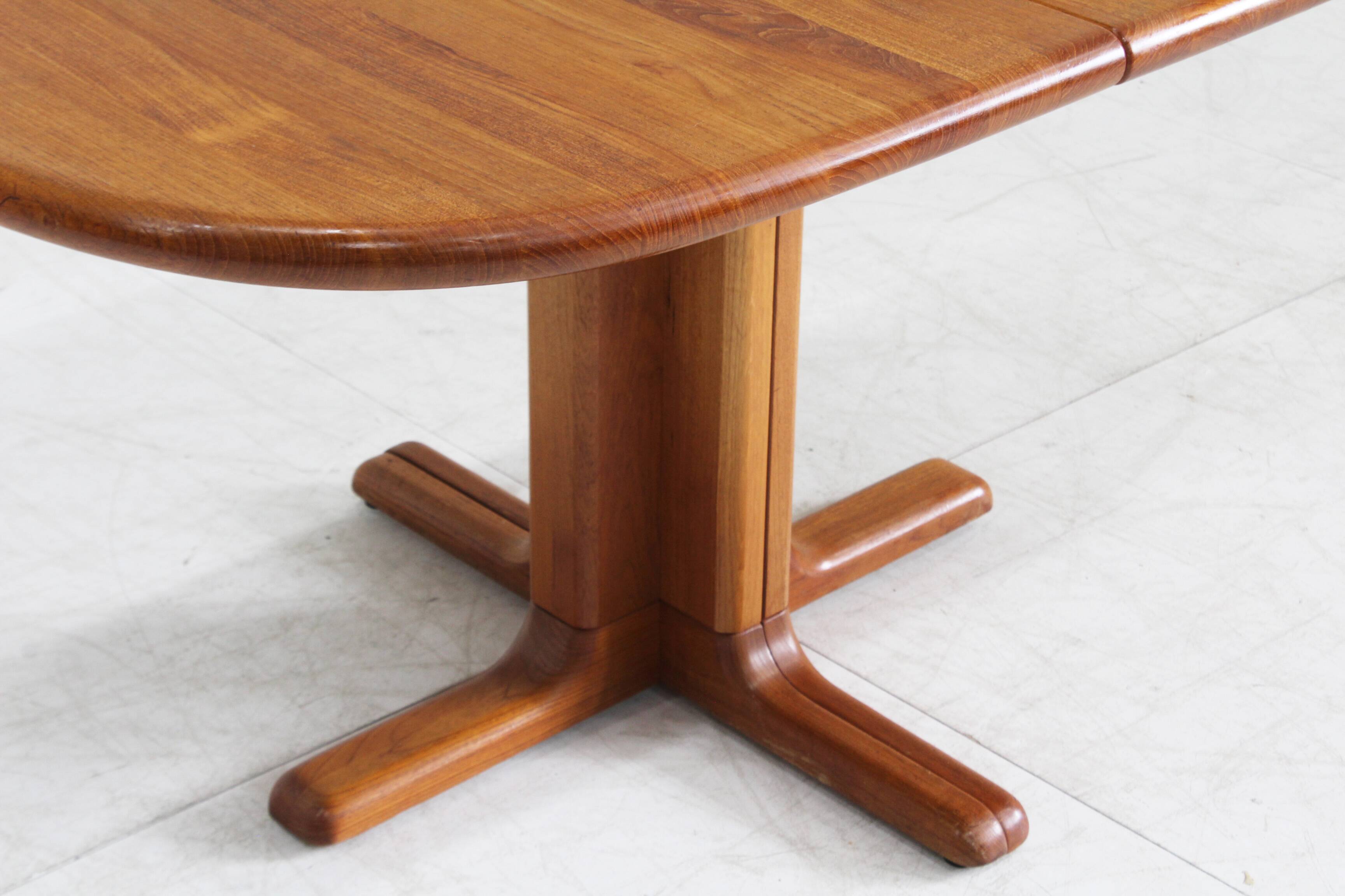 Table à manger ovale extensible vintage danoise en teck massif des années 1960
