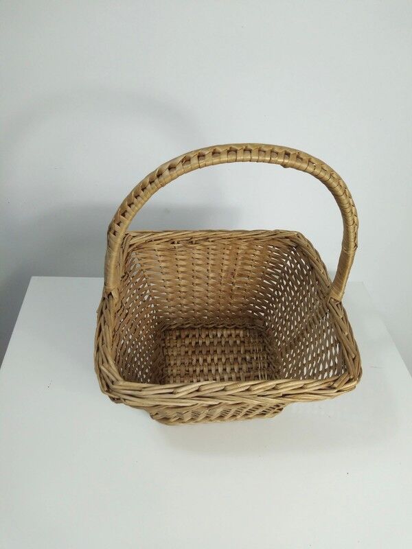 Square basket with handle