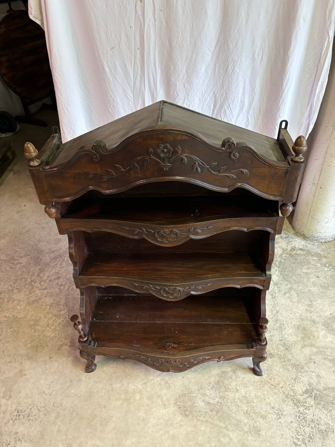 Estanier or bibus wall-mounted shelving unit