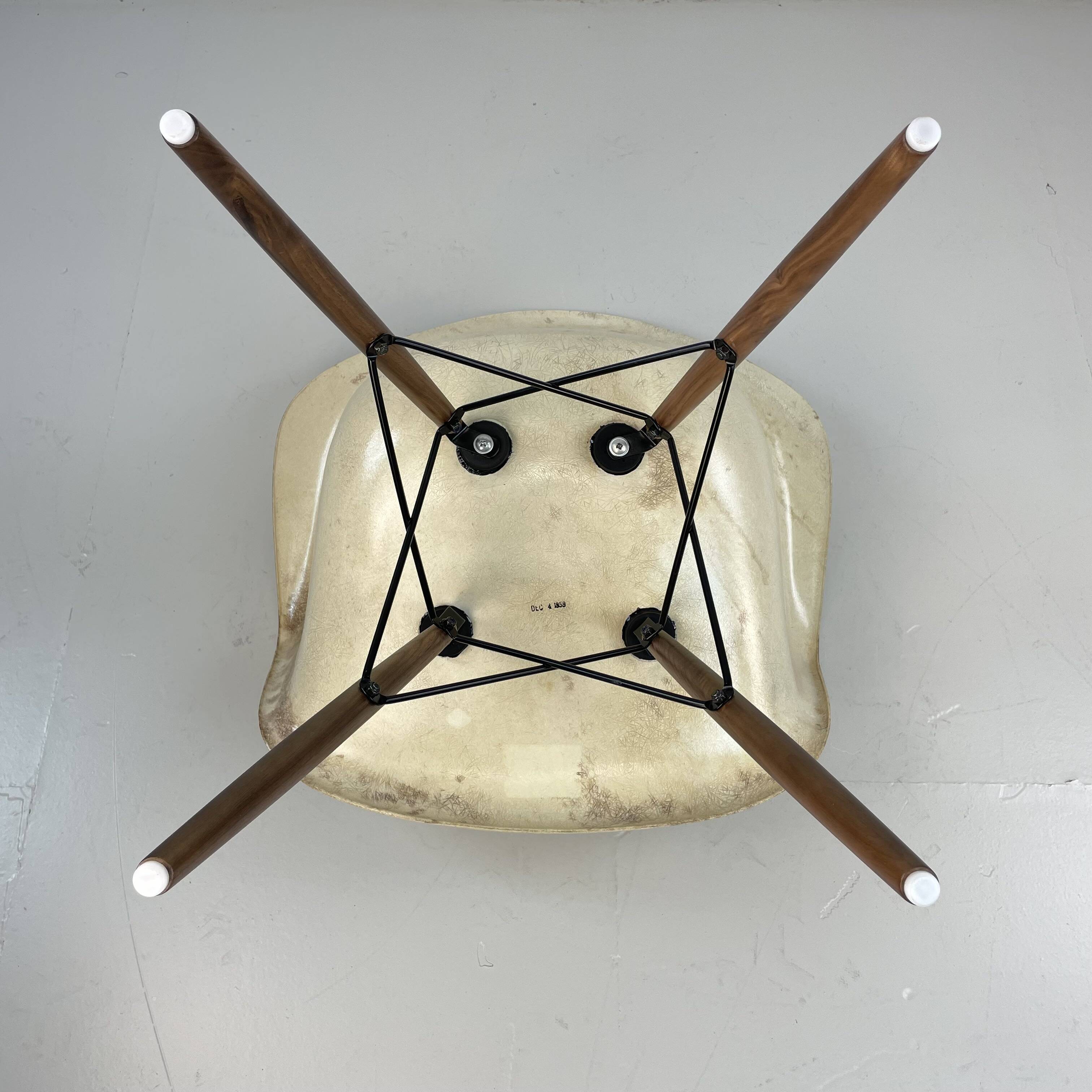 Chaise Eames Herman Miller DAW en fibre de verre parchemin / blanc