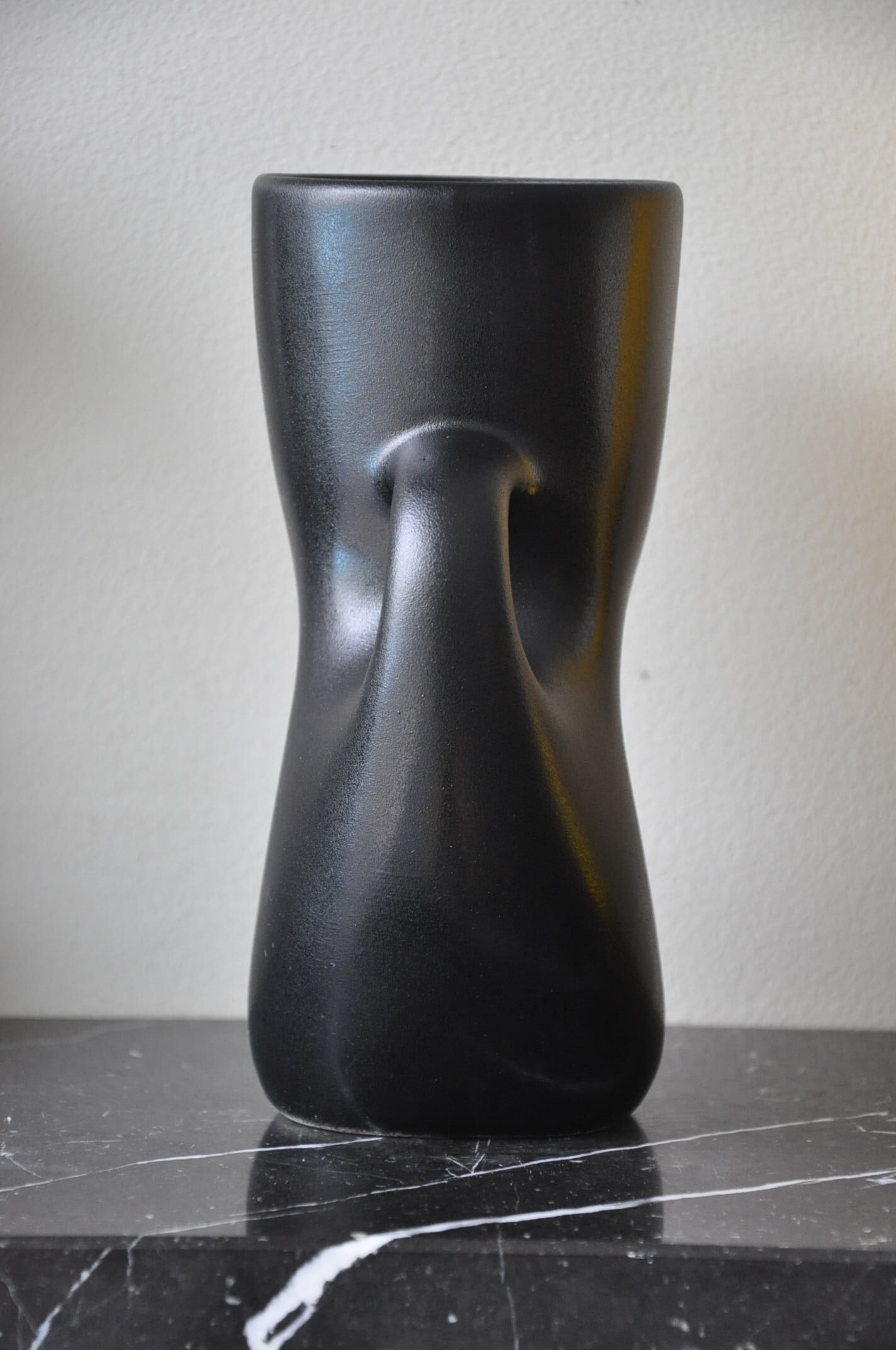 Vase noir céramique vintage forme libre