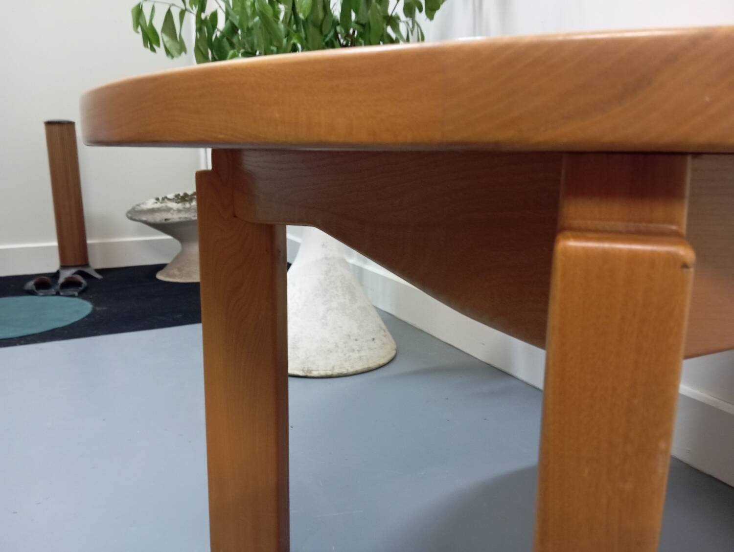 Maison Regain round/oval table in Elm