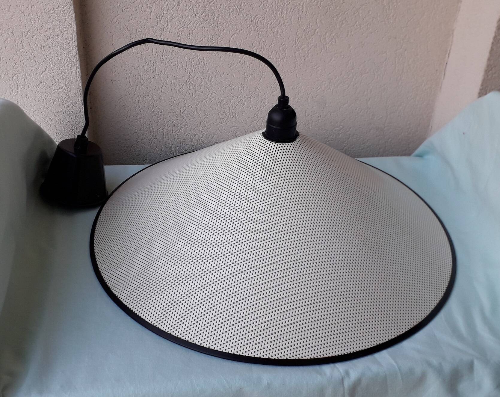Suspension en métal perforé blanc