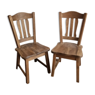 Set of two solid oak chairs in fermhouse style